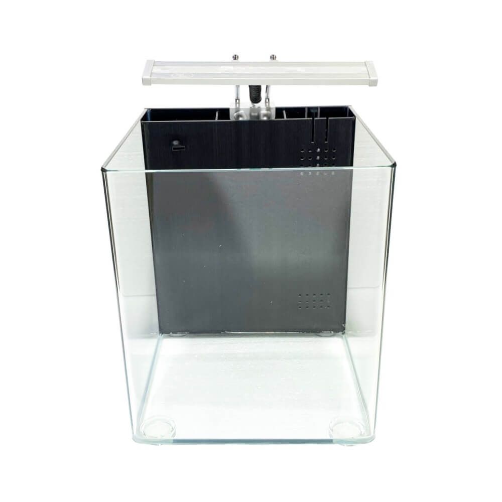 Acvariu Nano Planted 24 litri Ocean Free 2 Acvariu 24 litri – Caracteristici si beneficii Design panoramic cu sticla de inalta calitate Marginile frontale rotunjite ofera un aspect panoramic impresionant, punand in valoare frumusetea plantelor si pestilor. Fabricat integral din sticla rezistenta la zgarieturi, acest acvariu nu compromite calitatea sau durabilitatea. Sticla utilizata este superioara sticlei acrilice, oferind o claritate exceptionala si rezistenta sporita in timp. Sistem de iluminare LED performant Acest acvariu 24 litri Nano Planted este echipat cu un sistem de iluminare LED cu 10 module eficiente (Daylight & Moonlight). Aceste LED-uri ofera un spectru luminos ideal pentru plantele naturale, promovand cresterea sanatoasa a acestora. Comparativ cu iluminatul traditional, LED-urile sunt mai economice si au o durata de viata extinsa, reducand costurile pe termen lung.Brațul de fixare al LED-urilor este flexibil, permitand ajustarea unghiului de iluminare pentru a obtine o distribuire uniforma a luminii in interiorul acvariului.
