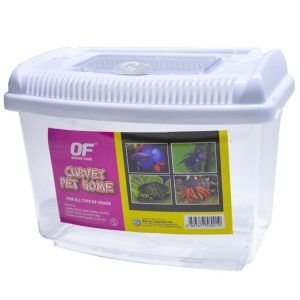 Mini acvariu plastic Curvey Pet Home Small ce poate fi folosit cu succes și ca acvaterariu plastic sau cutie transport animale mici pentru transportul diferitelor vietăți: reptile, pesti, insecte. Introducere Cauti o solutie versatila pentru micile tale vietati? Mini acvariu plastic este alegerea ideala. Versatilitate Fie ca este folosit ca acvaterariu plastic sau cutie transport animale mici, acest mini acvariu se adapteaza nevoilor tale. Design si materiale Realizat din plastic transparent, cu capac colorat, este perfect pentru orice decor. Ideal pentru acvariu maternitate sau transport. Utilizare ca acvariu maternitate Puietul de pesti va creste in siguranta, protejat si usor de observat datorita plasticului transparent. Portabilitate Usor de mutat si plasat oriunde, acest mini acvariu ofera flexibilitate maxima. Concluzie Mini acvariu plastic Curvey Pet Home Small este solutia perfecta pentru ingrijirea si transportul micilor tai prieteni acvatici sau terestri. Versatilitate, design practic si usurinta de utilizare il fac un must-have pentru orice iubitor de animale. Mini acvariu plastic Curvey Pet Home Small, versatil si functional, este solutia ideala pentru iubitorii de animale care cauta un habitat compact si sigur pentru diverse specii de vietati mici, inclusiv reptile, pesti si insecte. Cu un design modern si curbat acest mini acvariu nu doar ca ofera un spatiu de locuit confortabil si estetic pentru micile tale animale de companie, dar serveste si ca un acvaterariu plastic eficient sau cutie de transport pentru animale mici. Fabricat din plastic de inalta calitate, Curvey Pet Home Small este rezistent si usor de curatat asigurand un mediu sanatos si igienic pentru locatarii sai. Dimensiunile sale compacte il fac perfect pentru spatii mici, fie ca este amplasat intr-un birou, o camera de copii sau orice alt colt al casei tale aducand un strop de natura si bucurie. Versatilitatea sa este unul dintre cele mai mari avantaje, putand fi folosit atat ca habitat permanent pentru specii mici de animale cat si ca solutie temporara pentru transportul in siguranta al acestora. Sistemul sau de inchidere sigur previne evadarile accidentale, oferindu-ti linistea sufleteasca ca prietenii tai necuvantatori sunt in siguranta pe tot parcursul calatoriei in aceasta cutie transport animale mici. Indiferent daca esti un pasionat de acvaristica, un iubitor de reptile sau un entuziast al insectelor, mini acvariu Curvey Pet Home Small se adapteaza nevoilor tale si ale animalelor tale de companie oferind un habitat practic si estetic. Alege Curvey Pet Home Small pentru o solutie de locuit sau transport multifunctionala, care imbina calitatea, siguranta si designul modern, asigurand binele si confortul micilor tai prieteni. Dimensiuni inclusiv capac: 18 cm. (Lungime) x 11 cm. (lățime) x 13,5 cm. (înălțime). Dimensiuni efective bazin plasic: 17 cm. (Lungime) x 10,5 cm. (lățime) x 11,5 cm. (înălțime).