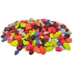 Pietris colorat mix 1 kg special conceput pentru acvariu. Pietris decorativ ce nu se decoloreaza in timp. Pietris acvariu colorat ceramizat de calitate premium. Colorarea acestui pietris decorativ se realizeaza prin ceramizare fiind practic imposibil de a-si pierde culoarea. Granulatia este de aproximativ 1 cm. Un pietris 100% sigur pentru a fi introdus in acvariu. Adu un plus de culoare in acvariu cu pietrisul colorat mix de 1 kg! Este special conceput pentru a infrumuseta orice mediu acvatic. Acest pietris pentru acvariu ramane vibrant ani de zile, datorita procesului de ceramizare. Granulatia de aproximativ 1 cm il face ideal pentru orice setare.