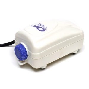 Pompa aer acvariu silentioasa Zero Noise cu o iesire pentru aerare acvarii, asigura oxigenare eficienta si fara zgomot. Pompa acvariu silentioasa. Pompa de aer acvariu silentioasa Zero Noise cu o iesire este alegerea perfecta pentru aerare acvarii fara zgomot. Aceasta pompa acvariu silentioasa asigura oxigenarea eficienta, fiind ideala pentru acvariile de toate dimensiunile. Daca esti in cautarea unei recomandari pentru pompa aer silentioasa, acest model produs de Ocean Free este solutia ideala. Este cea mai calitativa pompa aer cu o singura iesire din gama noastra de pompe aer pentru acvariu, garantand un nivel de zgomot redus in functionare, practic nu se aude in timpul functionarii, oferind un mediu linistit atat pentru tine, cat si pentru pestii tai. Beneficii principale: Pompa aer acvariu silentioasa: Functionare extrem de silentioasa, fara a deranja mediul din jurul acvariului. Pompa acvariu silentioasa: Asigura un nivel de zgomot extrem de redus, practic nu se aude in timpul functionarii. Aerare acvarii: Asigura oxigenarea necesara pentru un mediu acvatic sanatos. Recomandare pompa aer silentioasa: Produsul ideal pentru cei care cauta eficienta si liniste. Ocean Free: Marca de incredere, recunoscuta pentru calitatea si durabilitatea produselor sale. Caracteristici tehnice: Model: Z1000 (o iesire) Putere: 1,8 W Debit de aer: 72 litri / ora (1200 cc / min.) Dimensiuni: 14 cm (lungime) x 6,5 cm (latime) x 6,5 cm (inaltime) Alte avantaje: Debit de aer reglabil pentru a se adapta nevoilor acvariului tau. Componente de inalta calitate, durabile si eficiente. Consum de energie redus, fiind o solutie economica si ecologica. Alege pompa aer acvariu silentioasa Zero Noise cu o iesire pentru a te bucura de un acvariu bine oxigenat si fara zgomot. O pompa acvariu silentioasa recomandata de de clienti pentru performanta si calitatea sa.