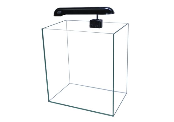 Lampa acvariu Aqua Zonic Clamping Lamp 7W Lampa acvariu de la Aqua Zonic cu spectru special de 6700k. Clamping lamp acvariu 7W de culoare neagra conceputa pentru iluminatul acvariilor pana in 30 litri. Lampa acvariu dotata cu balast electronic prevazut cu intrerupator ce faciliteaza stinsul si aprinsul luminii la acvariu. Se fixeaza cu usurinta pe buza acvariului cu ajutorul sistemului propriu de prindere. Asigura un iluminat puternic si de calitate. Interiorul reflectorizant face ca sa se reduca din pierderile de lumina. Colorit exterior lampa: -negru Dimensiuni: Lungime unitate iluminare: 17,5cm. Latime unitate iluminare: 5,8cm. Inaltime unitate iluminare: 3cm. Inaltimea minima la care se ridica lampa dupa montarea pe acvariu: 6,5cm. Bec PL 7W 6700K inclus. Cablu electric prevazut cu intrerupator. 220V, 50HZ, 7W. Producator: Aqua Zonic Model: Universal Clamping Lamp 7W culoare neagra (AL105).