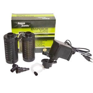 Filtru intern pentru acvariu Emperor, parte din sisteme de filtrare acvariu eficiente, ofera o filtrare completa pentru acvarii de pana la 150L. Acest filtru acvariu intern asigura un mediu curat si sanatos pentru pesti prin filtrare chimica, biologica si mecanica. Caracteristici principale Debit puternic: Cu un debit maxim de 1200 l/h, acest filtru asigura o circulatie excelenta a apei in acvarii de pana la 150 litri, mentinand calitatea apei constanta. Filtrare tripla: Include doua cartuse cu burete si carbune activ care asigura o filtrare completa: Filtrare mecanica prin burete, care retine resturile si impuritatile din apa. Filtrare biologica ce sustine bacteriile benefice pentru ecosistemul acvatic. Filtrare chimica prin carbune activ, care reduce mirosurile si substantele daunatoare din apa. Consum redus: Cu un consum de doar 15W, este eficient energetic si potrivit pentru utilizare pe termen lung. Materiale de calitate: Cartusele filtrante sunt in casolete speciale, prevenind imprastierea sedimentelor in apa la scoaterea filtrului. Un tip de sisteme de filtrare acvariu foarte practice si eficiente. ​ Beneficii Mediu acvatic sanatos: filtrare completa pentru acvarii in trei etape ce imbunatateste calitatea apei, creand un mediu sigur si sanatos pentru pesti si plante. Usor de intretinut: Cartusele filtrante sunt usor de inlocuit si curatat, ceea ce simplifica mentenanta acvariului. Functionare silentioasa: Cu un motor silentios si izolare optima, filtrul este ideal pentru a mentine linistea in spatiul tau.