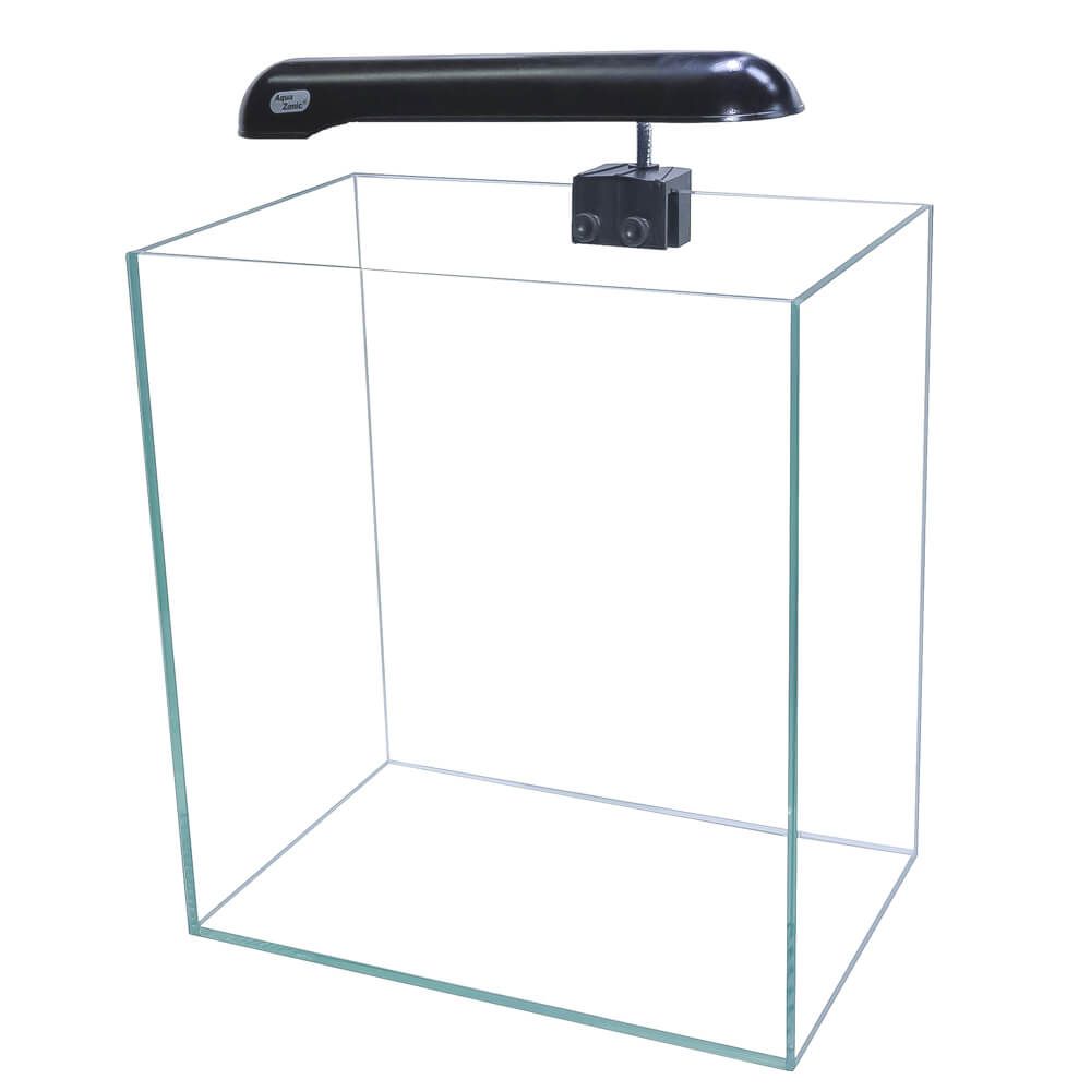 Lampa acvariu Aqua Zonic Clamping 7W neagra 2 Lampa acvariu Aqua Zonic Clamping 7W neagra – Lampa acvariu nano eficienta, perfecta pentru solutii iluminare acvariu moderne si economice. Lampa acvariu Aqua Zonic Clamping 7W neagra este o lampa acvariu nano proiectata pentru acvarii de pana la 30 litri, ideala pentru solutii de iluminare acvariu eficiente si economice. Caracteristici: Putere: 7W, cu spectru special de 6700K, asigurand o iluminare optima pentru plante si pesti. Dimensiuni unitate iluminare: 17,5 cm lungime, 5,8 cm latime, 3 cm inaltime. Culoare: Negru, pentru un aspect modern si elegant. Bec inclus: PL 7W 6700K. Prindere sigura: Se monteaza usor pe marginea acvariului cu un sistem propriu de fixare. Balast electronic: Dotat cu intrerupator pentru o utilizare simpla si rapida. Inaltimea minima la care se ridica lampa dupa montarea pe acvariu: 6,5 cm. Bec PL 7W 6700K inclus. Producator: Aqua Zonic Model: Universal Clamping Lamp 7W culoare neagra ( AL105 ). Beneficii: Iluminare eficienta: Interiorul reflectorizant reduce pierderile de lumina, oferind un iluminat puternic si uniform. Economica: Consum redus de energie, doar 7W. Design practic: Forma compacta si usoara se integreaza perfect in orice decor acvariu. Aplicatii: Aceasta lampa este ideala pentru acvariile de dimensiuni mici, unde este necesara o iluminare puternica si uniforma. Perfecta pentru acvarii cu plante si pesti exotici, lampa de acvariu Aqua Zonic Clamping 7W neagra imbunatateste aspectul si sanatatea mediului acvatic.