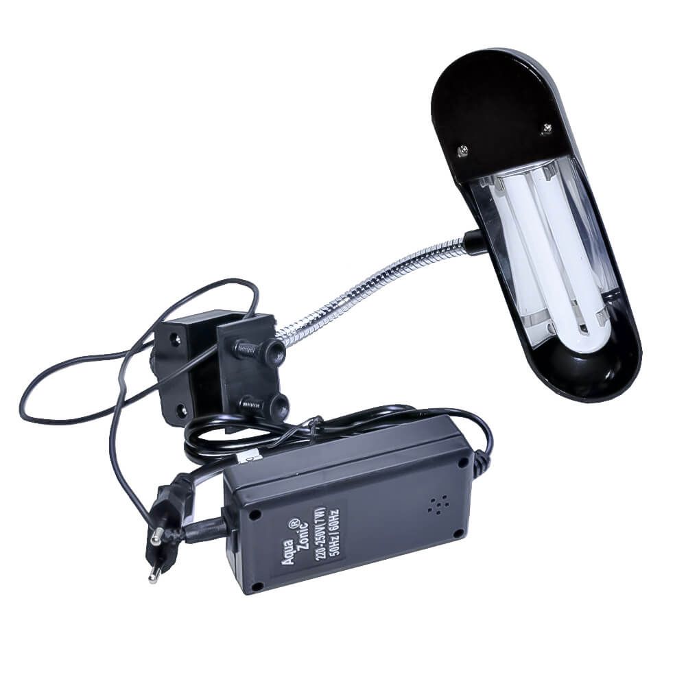 Lampa acvariu Aqua Zonic Clamping 7W neagra 3 Lampa acvariu Aqua Zonic Clamping 7W neagra – Lampa acvariu nano eficienta, perfecta pentru solutii iluminare acvariu moderne si economice. Lampa acvariu Aqua Zonic Clamping 7W neagra este o lampa acvariu nano proiectata pentru acvarii de pana la 30 litri, ideala pentru solutii de iluminare acvariu eficiente si economice. Caracteristici: Putere: 7W, cu spectru special de 6700K, asigurand o iluminare optima pentru plante si pesti. Dimensiuni unitate iluminare: 17,5 cm lungime, 5,8 cm latime, 3 cm inaltime. Culoare: Negru, pentru un aspect modern si elegant. Bec inclus: PL 7W 6700K. Prindere sigura: Se monteaza usor pe marginea acvariului cu un sistem propriu de fixare. Balast electronic: Dotat cu intrerupator pentru o utilizare simpla si rapida. Inaltimea minima la care se ridica lampa dupa montarea pe acvariu: 6,5 cm. Bec PL 7W 6700K inclus. Producator: Aqua Zonic Model: Universal Clamping Lamp 7W culoare neagra ( AL105 ). Beneficii: Iluminare eficienta: Interiorul reflectorizant reduce pierderile de lumina, oferind un iluminat puternic si uniform. Economica: Consum redus de energie, doar 7W. Design practic: Forma compacta si usoara se integreaza perfect in orice decor acvariu. Aplicatii: Aceasta lampa este ideala pentru acvariile de dimensiuni mici, unde este necesara o iluminare puternica si uniforma. Perfecta pentru acvarii cu plante si pesti exotici, lampa de acvariu Aqua Zonic Clamping 7W neagra imbunatateste aspectul si sanatatea mediului acvatic.