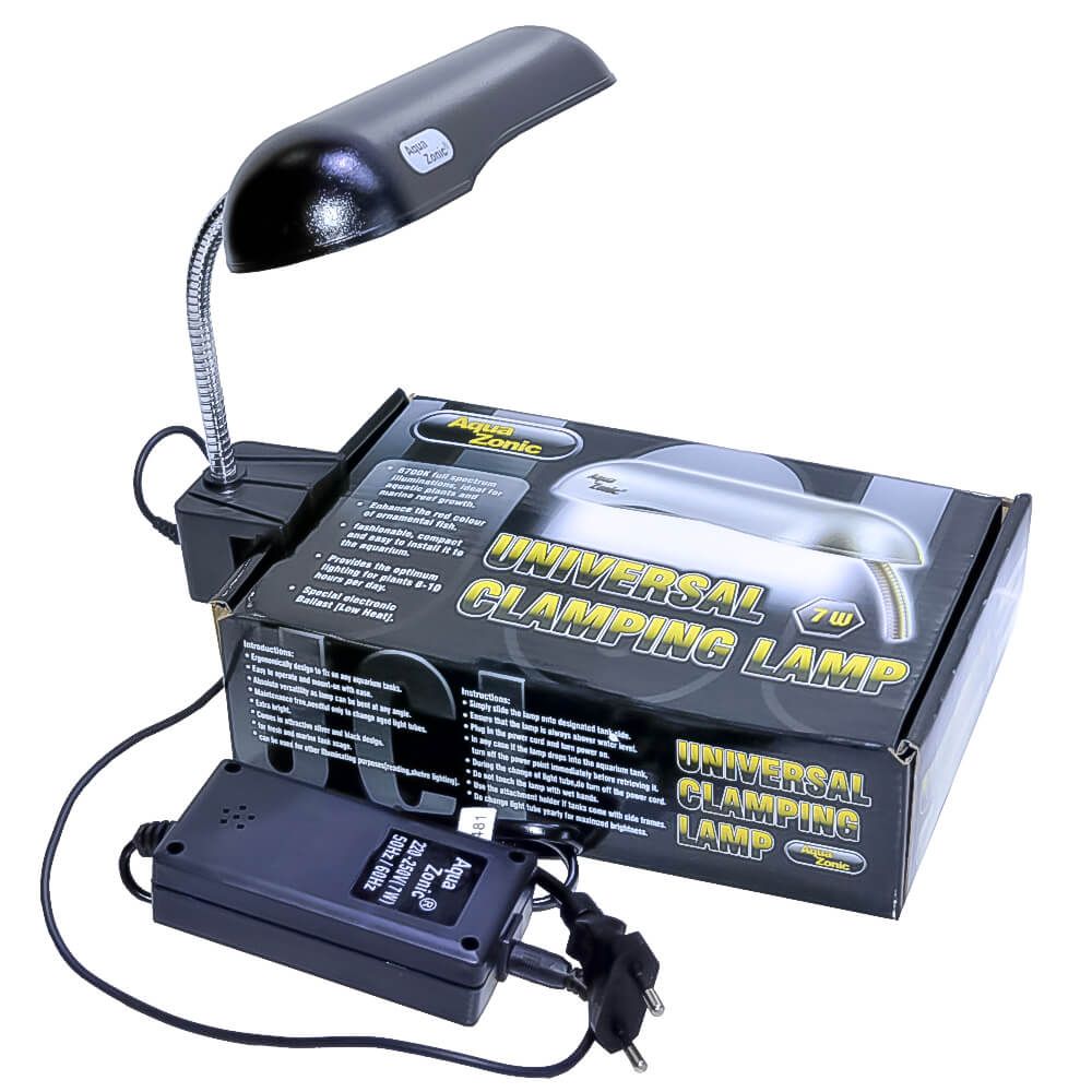 Lampa acvariu Aqua Zonic Clamping 7W neagra 1 Lampa acvariu Aqua Zonic Clamping 7W neagra – Lampa acvariu nano eficienta, perfecta pentru solutii iluminare acvariu moderne si economice. Lampa acvariu Aqua Zonic Clamping 7W neagra este o lampa acvariu nano proiectata pentru acvarii de pana la 30 litri, ideala pentru solutii de iluminare acvariu eficiente si economice. Caracteristici: Putere: 7W, cu spectru special de 6700K, asigurand o iluminare optima pentru plante si pesti. Dimensiuni unitate iluminare: 17,5 cm lungime, 5,8 cm latime, 3 cm inaltime. Culoare: Negru, pentru un aspect modern si elegant. Bec inclus: PL 7W 6700K. Prindere sigura: Se monteaza usor pe marginea acvariului cu un sistem propriu de fixare. Balast electronic: Dotat cu intrerupator pentru o utilizare simpla si rapida. Inaltimea minima la care se ridica lampa dupa montarea pe acvariu: 6,5 cm. Bec PL 7W 6700K inclus. Producator: Aqua Zonic Model: Universal Clamping Lamp 7W culoare neagra ( AL105 ). Beneficii: Iluminare eficienta: Interiorul reflectorizant reduce pierderile de lumina, oferind un iluminat puternic si uniform. Economica: Consum redus de energie, doar 7W. Design practic: Forma compacta si usoara se integreaza perfect in orice decor acvariu. Aplicatii: Aceasta lampa este ideala pentru acvariile de dimensiuni mici, unde este necesara o iluminare puternica si uniforma. Perfecta pentru acvarii cu plante si pesti exotici, lampa de acvariu Aqua Zonic Clamping 7W neagra imbunatateste aspectul si sanatatea mediului acvatic.
