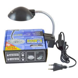 Lampa acvariu mic LED Clamping Lamp 0,6 W – veioza acvariu compacta, ideala pentru lumina acvariu mic, eficienta si economica. Lampa acvariu led de numai 0,6 W. Sistem iluminare tip veioza acvariu pentru acvariile mici cu sistem propriu de prindere. Iluminare cu leduri acvariu al carui consum de energie electrica este de numai 0,6 W. Lumini acvariu cu reglajul focalizarii directiei de iluminare. LED Clamping Lamp 0,6 W este o solutie ideala pentru iluminarea acvariilor de dimensiuni reduse. Aceasta lampa acvariu mic ofera o lumina eficienta si economica, fiind echipata cu un sistem de prindere usor de utilizat. Consumul de energie al acestei lampi este de doar 0,6 W, ceea ce o face extrem de economica in utilizare. Caracteristici: Putere: 0,6 W Sistem de prindere tip clamping, ideal pentru acvarii mici Reglaj usor al focalizarii luminii prin brat mobil Reflector interior pentru reducerea pierderilor de lumina Intrerupaton ON/OFF Cablu electric este prevazut cu intrerupator. Beneficii: Consum extrem de redus de energie, perfect pentru utilizare indelungata Design compact si functional, ideal pentru acvarii mici Reglaj flexibil al focalizarii luminii pentru a se potrivi nevoilor specifice ale acvariului, putandu-se indoi unde dorim Randament in iluminare si datorita interiorului reflectorizant care face ca sa se reduca din pierderile de lumina. Fixare usoara pe marginea acvariului datorita sistemului de prindere al lampii Aplicatii: Lampa acvariu mic LED Clamping Lamp 0,6 W este perfecta pentru acvariile mici, oferind lumina necesara plantelor si pestilor, contribuind la crearea unui mediu acvatic sanatos si atractiv. Aceasta lampa se potriveste excelent pentru acvarii cu un volum redus, unde spatiul este o provocare, asigurand in acelasi timp o iluminare eficienta si economica.