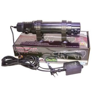 Lampa UV 11W Aqua Zonic, ideala pentru sterilizare apa, functioneaza ca sterilizator UV acvariu si filtru UV iaz, asigurand apa limpede si sanatoasa. Lampa UV 11W de la Aqua Zonic de foarte buna calitate si pret mic. Lampa uv pentru sterilizare apa din acvarii (dulci sau sarate) si iazuri. Foloseste raze UV-C cu actiune antiseptica. Lampa uvc de vanzare direct din stocul nostru si cu transport gratuit conform ofertei curente. Lampa cu ultraviolete pentru sterilizarea (reducerea turbiditatii datorate algelor verzi si/sau aspectul albicios al apei dat de bacterii) apei din acvarii (dulci sau sarate) si iazuri. Lampa UV 11W Aqua Zonic este solutia ideala pentru sterilizarea apei din acvarii si iazuri. Utilizand raze UV-C, aceasta lampa elimina eficient bacteriile, algele verzi si alte microorganisme, asigurand o apa limpede si sanatoasa pentru pesti si plante. Lampa UV pentru sterilizare apa este proiectata pentru acvarii de pana la 1000 litri si iazuri de pana la 10000 litri, oferind o putere de 11W. Acest sterilizator UV acvariu functioneaza prin reducerea turbiditatii apei cauzate de microorganisme daunatoare si alge, prevenind astfel dezvoltarea bolilor. Lampa UV 11W Aqua Zonic nu adauga substante chimice in apa, protejand flora bacteriana benefica din filtrul acvariului. Printre caracteristicile sale se numara lungimea de unda de 250 nm pentru distrugerea eficienta a germenilor, sistemul de oprire automata pentru siguranta si un cablu de alimentare lung de 5 metri. Acest filtru UV iaz si acvariu este usor de instalat si intretinut, avand o durata de viata de pana la 5000 de ore. Lampa UV 11W Aqua Zonic este disponibila la un pret competitiv si ofera performante superioare, asigurand un mediu curat si sanatos pentru pesti si plante. Caracteristici: Pentru acvarii pana la 1000 litri si iazuri pana in 10000 litri. UV cu 250 nm lungimea de unda pentru distrugerea algelor verzi si bacteriilor. Fara efecte secundare. Scade numarul toatal de germeni si astfel reduce riscul de infectii . Sistem de oprire automata a lampii cand este deschisa. Putere 11 W. Cablu de alimentare lung de 5 m de la priza la sursa . Detalii tehnice: Voltaj: 230 V / 50 Hz. Culoare: Negru. Lampa UV acvariu 11W aduce numeroase avantaje folosita in iaz si in acvariu, printre care: Eliminarea algelor verzi: Lampa UV-C este extrem de eficienta in eliminarea algelor verzi care pot transforma apa verde intr-o masa tulbure si neatractiva. Razele UV-C distrug celulele algelor, mentinand apa limpede si curata. Reducerea bacteriilor si a parazitilor: Razele UV-C au capacitatea de a distruge bacteriile si parazitii prezenti in apa, reducand riscul de boli pentru pestii din acvariu sau iaz. Aceasta sterilizare imbunatateste sanatatea generala a pestilor si a altor vietuitoare acvatice. Imbunatatirea calitatii apei: Prin reducerea numarului de microorganisme daunatoare si a algelor, lampa UV- C contribuie la mentinerea unei calitati superioare a apei. Acest lucru este esential pentru un mediu sanatos in care pestii si plantele acvatice pot prospera. Reducerea mirosurilor neplacute: Eliminarea bacteriilor si a algelor ajuta la prevenirea dezvoltarii mirosurilor neplacute care pot aparea in acvarii sau iazuri neintretinute corespunzator. Mentenanta redusa: Prin utilizarea unei lampi UV-C, necesitatea schimbarii frecvente a apei si curatarea manuala a algelor este redusa semnificativ, facand intretinerea acvariului sau iazului mult mai usoara si mai eficienta. Compatibilitate cu diferite sisteme de filtrare: Lampa ultraviolete apa poate fi integrata usor in majoritatea sistemelor de filtrare existente, adaugand un nivel suplimentar de purificare fara a necesita modificari majore. Eficienta energetica: Majoritatea lampilor UV-C moderne sunt proiectate sa fie eficiente din punct de vedere energetic, oferind performante ridicate cu un consum redus de energie electrica. Siguranta: Lampile UV-C sunt echipate cu functii de siguranta care impiedica expunerea directa la radiatiile UV, protejand utilizatorii si animalele de efectele nocive ale razelor UV. Folosirea unei lampi UV-C in iaz si acvariu este o solutie excelenta pentru mentinerea unui mediu acvatic curat, sanatos si estetic placut, imbunatatind semnificativ bunastarea pestilor si reducand efortul necesar pentru intretinerea acestuia.