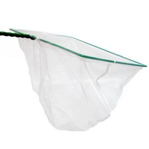 Minciog acvariu mediu 20 cm alb, pentru pesti. Plasa de prindere pesti acvariu, acest minciog acvariu mediu este rezistent si usor de folosit. Minciog acvariu mediu 20 cm alb – Ideal pentru prinderea pestilor Minciogul acvariu mediu 20 cm alb este un instrument esential pentru orice acvarist pasionat. Conceput special pentru prinderea pestilor din acvariu, acest minciog acvariu mediu ofera o combinatie perfecta de eficienta si siguranta pentru pestii tai. Minciog acvariu mediu 20 cm alb – Caracteristici si beneficii Acest minciog acvariu mediu de 20 cm alb este ideal pentru prinderea pestilor de dimensiuni variate din acvariul tau. Plasa sa fina si alba este proiectata pentru a nu rani pestii, permitandu-ti sa ii capturezi rapid si fara stres. Minciogul este confectionat din materiale de inalta calitate, asigurand o durabilitate sporita si o utilizare pe termen lung. Minciog acvariu pesti mari si medii Desi este catalogat ca un minciog mediu, acest minciog acvariu este perfect si pentru prinderea pestilor mari. Forma sa ergonomica si dimensiunea de 20 cm fac din acest instrument o alegere excelenta pentru acvaristii care detin pesti exotici sau de talie mai mare. Minciogul permite prinderea usoara si sigura a pestilor, reducand riscul de accidentare. Plasa acvariu de inalta calitate Plasa acestui minciog acvariu este realizata dintr-un material fin si rezistent, care nu raneaza pestii in timpul capturarii. Plasa alba permite o vizibilitate clara, astfel incat sa poti vedea exact unde se afla pestele si sa il capturezi fara probleme. Calitatea superioara a materialelor folosite asigura o durabilitate excelenta, facand acest minciog o investitie pe termen lung pentru acvaristii seriosi. Usor de folosit si eficient Unul dintre cele mai mari avantaje ale acestui minciog acvariu mediu de 20 cm alb este usurinta in utilizare. Designul sau ergonomic si manerul confortabil fac din acest minciog un instrument usor de manevrat, chiar si pentru cei mai putin experimentati. Acest aspect este deosebit de important in situatii de urgenta, cand trebuie sa capturezi rapid un peste pentru a-l muta sau pentru a-i acorda ingrijiri medicale. Recomandat pentru acvaristii experimentati si incepatori Acest minciog acvariu mediu de 20 cm alb este recomandat atat pentru acvaristii experimentati, cat si pentru cei incepatori. Este un instrument versatil, potrivit pentru prinderea pestilor de toate dimensiunile, si ofera o performanta excelenta in orice situatie. Datorita dimensiunii sale medii, minciogul poate fi utilizat in acvarii de diferite marimi, de la cele mici pana la cele mari. Concluzie Minciogul acvariu mediu 20 cm alb este un instrument esential pentru orice acvarist care doreste sa prinda pestii din acvariu in mod eficient si sigur. Cu o plasa fina si rezistenta, un design ergonomic si o constructie durabila, acest minciog ofera toate caracteristicile necesare pentru a face din prinderea pestilor o sarcina usoara si fara stres. Indiferent daca esti un acvarist experimentat sau incepator, acest minciog acvariu mediu de 20 cm alb este alegerea perfecta pentru tine. Nu rata ocazia de a-ti imbunatati experienta de acvarist cu acest instrument de calitate superioara!