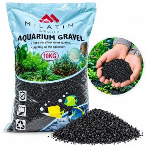Pietris negru acvariu Black Crystal Sand 10 Kg, ambalaj cu pietris negru si detaliu al granulatiei prezentate in mana