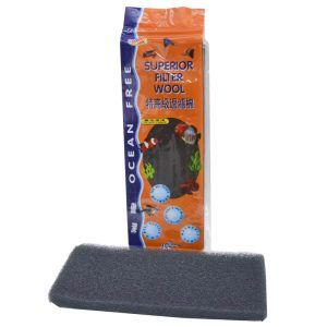 Placa burete filtrant acvariu 32,5×11,25 cm, 3 cm gros, pad filtrant ideal ca burete pentru filtru si material filtrant acvariu eficient. Placa de burete filtrant pentru acvariu este un produs indispensabil pentru pasionatii de acvaristica, proiectat sa ofere o filtrare bio-mecanica eficienta in acvariile marine si de apa dulce. Fabricata dintr-un material de inalta calitate, sigur pentru viata acvatica, aceasta pad filtrant este esentiala pentru mentinerea unui mediu sanatos si curat. Caracteristici principale: Material non-toxic: Fabricat dintr-un material sigur, special conceput pentru utilizarea in acvaristica, aceasta placa nu contine fenoli sau alte substante toxice care ar putea afecta pestii sau plantele acvatice. Dimensiuni ideale: Lungime: 32,5 cm. Latime: 11,25 cm. Grosime: 3 cm. Dimensiunile compacte permit integrarea usoara in diverse sisteme de filtrare, atat in acvarii, cat si in iazuri. Porozitate optimizata: Cu o textura speciala, acest burete pentru filtru faciliteaza retinerea impuritatilor fizice si creaza un mediu propice pentru dezvoltarea bacteriilor benefice. Versatilitate: Poate fi utilizat in filtre de acvariu sau ca material filtrant pentru sisteme de filtrare homemade din iazuri. Detalii produs: Filtrare bio-mecanica avansata: Aceasta placa burete filtrant acvariu combina filtrarea mecanica, care retine impuritatile solide, cu filtrarea biologica, sustinand coloniile de bacterii benefice esentiale pentru descompunerea compusilor organici. Durabilitate si eficienta: Materialul din care este fabricata asigura o durata de viata lunga si o performanta constanta, reducand necesitatea inlocuirii frecvente. Culoare discreta: Culoarea neagra ajuta la integrarea estetica in mediul acvatic, fara a distrage atentia de la decorul natural al acvariului.