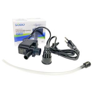 Pompa de apa pentru acvariu cu debit max. de 400 l/h. Mini power head utilizat la acvarii, ca pompa de apa mini fantani arteziene, la filtrele de fund, filtre de burete etc. Cap pompa acvariu cu utilizari multiple. Materialele din care este fabricat acest produs garantează o durată de viață mare. Ușor de curățat și de întreținut. Acest mini power head ofera performante excelente, fiind potrivit pentru recircularea apei in acvariu si crearea de mici fluxuri de apa ca pompa de apa mini fantani arteziene. Beneficiaza de un design compact si eficienta energetica, asigurand un mediu curat si sanatos pentru pesti si plante acvatice. Detalii tehnice: Debit maxim: 400 l/h. Înălțimea maximă a coloanei de apă ridicată: 0,4 m. Consum electric: 4W. Dimensiuni: 7 cm (Lungime) x 3,3 cm (lățime) x 8,7 cm (înălțime inclusiv conul de absorbție). Diametrul exterior al ștuțului de evacuare a apei: 12 mm. Lungimea cablului de alimentare: 110 cm