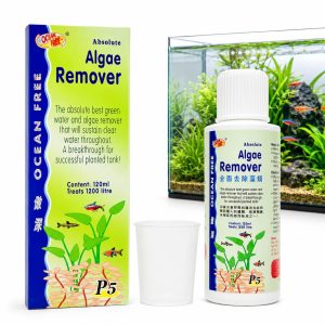 Solutie anti alge acvariu Ocean Free Algae Remover 120 ml, cu flacon, cutie, pahar dozator si acvariu plantat in fundal.