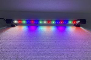 Corp iluminare led submersibil 43 cm, 32 leduri. Lampa led pentru iluminat acvariu plantat. Lampa acvariu RGB cu lumina compozita diverse combinatii. Corp iluminare led excelent pentru folosire atat in apa cat si in exterior. Lampa led ideala pentru iluminarea unui acvariu plantat, cu lumina compozita usor de setat si de folosit in orice cobinatie dorita de luminare a ledurilor. Corp iluminare LED submersibil 43 cm cu 32 LED-uri – Solutia ideala pentru un iluminat acvariu plantat Lampa LED de 43 cm cu 32 de LED-uri, perfecta pentru acvarii plantate si nu numai, reprezinta un corp de iluminare LED submersibil versatil, conceput pentru a oferi un iluminat optim in diverse spatii. Acest produs imbina tehnologia moderna cu functionalitatea, fiind solutia ideala pentru iluminatul acvariilor, iazurilor, fantanilor arteziene si gradinilor. Cu o lumina compozita RGB ce poate fi ajustata in diferite combinatii, aceasta lampa LED nu doar ca imbunatateste aspectul vizual al spatiului, dar asigura si un mediu propice pentru cresterea plantelor acvatice. Caracteristici principale ale lampii Corp iluminare LED submersibil: Acest corp de iluminare este complet submersibil, fiind proiectat sa functioneze perfect atat in apa, cat si in medii uscate. Este ideal pentru iluminatul acvariu plantat, unde lumina penetranta asigura cresterea optima a plantelor. Lampa LED de 43 cm cu 32 de LED-uri: Lampa este echipata cu 32 de LED-uri de inalta calitate, care ofera un spectru larg de lumina pentru a evidentia culorile naturale ale pestilor si plantelor. LED-urile sunt distribuite astfel: 15 LED-uri albe pentru o iluminare clara si intensa. 8 LED-uri albastre pentru un efect relaxant, ideal pentru simularea luminii de noapte. 5 LED-uri rosii 4 LED-uri verzi care contribuie la stimularea cresterii plantelor. Iluminat acvariu plantat: Aceasta lampa este proiectata special pentru acvariile plantate, oferind un spectru de lumina care favorizeaza fotosinteza si cresterea plantelor. Iluminatul compozit este usor de ajustat in functie de nevoile specifice ale plantelor si pestilor. Lampa acvariu RGB: Cu trei moduri diferite de combinare a culorilor, aceasta lampa permite crearea unor efecte vizuale deosebite in acvariu. Fie ca preferi o lumina naturala alba sau un mix de culori vibrant, poti seta lampa in functie de preferintele tale. Beneficii si aplicabilitate Siguranta maxima: Functionand la o tensiune joasa, aceasta lampa elimina riscul de electrocutare accidentala, fiind sigura pentru utilizare atat in interiorul apei, cat si in exterior. Este ideala pentru acvarii, iazuri si fantani arteziene, oferind un iluminat spectaculos in conditii de siguranta deplina. Durabilitate si eficienta energetica: Cu un consum de energie electrica de doar 8 W, lampa LED ofera o lumina intensa cu un consum minim de energie. In plus, LED-urile sunt concepute pentru a avea o durata lunga de viata, asigurandu-se astfel ca nu va fi nevoie de inlocuiri frecvente. Montare si utilizare usoara: Lampa vine echipata cu doua ventuze care permit fixarea usoara pe geamul acvariului. Designul subtire si compact, cu un diametru de doar 22 mm, face ca aceasta lampa sa fie discreta, dar eficienta. In plus, lungimea totala a cablului de alimentare de 140 cm asigura flexibilitate in instalare. Versatilitate: Aceasta lampa poate fi utilizata nu doar in acvarii, dar si in iazuri, cascade sau gradini, aducand un plus de valoare spatiilor exterioare. Lumina compozita RGB poate crea ambiante diferite, transformand orice spatiu intr-un loc de relaxare vizuala. Controlul iluminatului: Alimentator dotat cu buton de stabilire al culorii iluminatului Concluzie Corpul de iluminare LED submersibil de 43 cm cu 32 de LED-uri si lumina compozita este solutia ideala pentru oricine doreste sa imbunatateasca iluminatul acvariilor plantate, iazurilor sau altor spatii acvatice. Cu multiple moduri de iluminare, consum redus de energie si o instalare usoara, aceasta lampa LED este un produs de incredere pentru crearea unui mediu acvatic vibrant si sanatos. Alege aceasta lampa acvariu RGB pentru a adauga un plus de viata si culoare spatiului tau.