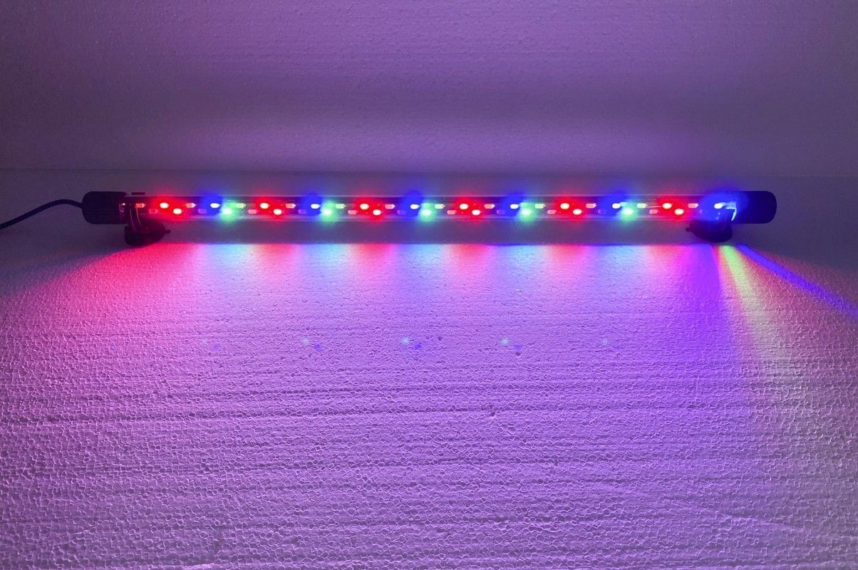 Corp iluminat led 56 cm lumina compozita 48 leduri 4 Corp iluminat led 56 cm cu 48 leduri. Lumina acvariu compozita, lampa led acvariu plantat, lumina submersibila RGB pentru un efect colorat si captivant. Acest corp iluminat LED 56 cm lumina compozita cu 48 de LED-uri este solutia ideala pentru iluminarea acvariilor plantate. Aceasta lampa LED acvariu plantat ofera o lumina compozita de inalta calitate, perfecta pentru a imbunatati vizual si a sustine sanatatea plantelor acvatice. Caracteristici: Lungime: 56 cm Numar LED-uri: 48 dispuse pe doua randuri, pentru o iluminare intensa. Lampa are leduri: rosii, verzi, albastre și albe Culoare iluminat: Lumina compozita RGB, cu multiple optiuni de combinare a culorilor Consum de energie: 24W, eficienta energetica ridicata Diametru lampa: 22 mm, design subtire si elegant Lungime cablu: 140 cm pentru flexibilitate la instalare Tensiune alimentare: 220-240V 50-60Hz, cu operare la tensiune joasa pentru siguranta maxima Beneficii: Lumina compozita de calitate: Optimizeaza cresterea plantelor acvatice si imbunatateste aspectul general al acvariului. Iluminare reglabila: Poti alege intre diferite moduri de iluminare pentru a crea atmosfera dorita in acvariu. Modurile de iluminare: – toate ledurile – albastru + alb – rosu + albastru + verde Siguranta: Lampa functioneaza la o tensiune joasa, eliminand riscul de electrocutare accidentala. Durabilitate: LED-uri de generatie recenta, cu o durata lunga de viata si consum redus de energie. Instalare usoara: Lampa este gata de utilizare, vine echipata cu ventuze pentru fixare sigura pe geam. Aplicatii: Acvarii plantate: Ideal pentru acvariile cu plante acvatice, sustinand fotosinteza si asigurand o iluminare uniforma. Iazuri si fantani arteziene: Lampa submersibila poate fi utilizata pentru a crea efecte spectaculoase in iazuri sau fantani. Iluminat decorativ: Potrivita pentru iluminarea vitrinelor, tavanului sau altor elemente decorative din casa. Aceasta lumina submersibila RGB transforma orice acvariu intr-un spectacol vizual, oferind un iluminat intens si personalizabil. Lampa este usor de montat, eficienta energetic si sigura, facand-o o alegere excelenta pentru pasionatii de acvaristica.