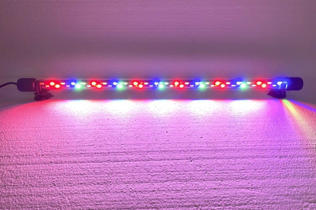 Corp iluminat led 56 cm lumina compozita 48 leduri 1 Corp iluminat led 56 cm cu 48 leduri. Lumina acvariu compozita, lampa led acvariu plantat, lumina submersibila RGB pentru un efect colorat si captivant. Acest corp iluminat LED 56 cm lumina compozita cu 48 de LED-uri este solutia ideala pentru iluminarea acvariilor plantate. Aceasta lampa LED acvariu plantat ofera o lumina compozita de inalta calitate, perfecta pentru a imbunatati vizual si a sustine sanatatea plantelor acvatice. Caracteristici: Lungime: 56 cm Numar LED-uri: 48 dispuse pe doua randuri, pentru o iluminare intensa. Lampa are leduri: rosii, verzi, albastre și albe Culoare iluminat: Lumina compozita RGB, cu multiple optiuni de combinare a culorilor Consum de energie: 24W, eficienta energetica ridicata Diametru lampa: 22 mm, design subtire si elegant Lungime cablu: 140 cm pentru flexibilitate la instalare Tensiune alimentare: 220-240V 50-60Hz, cu operare la tensiune joasa pentru siguranta maxima Beneficii: Lumina compozita de calitate: Optimizeaza cresterea plantelor acvatice si imbunatateste aspectul general al acvariului. Iluminare reglabila: Poti alege intre diferite moduri de iluminare pentru a crea atmosfera dorita in acvariu. Modurile de iluminare: – toate ledurile – albastru + alb – rosu + albastru + verde Siguranta: Lampa functioneaza la o tensiune joasa, eliminand riscul de electrocutare accidentala. Durabilitate: LED-uri de generatie recenta, cu o durata lunga de viata si consum redus de energie. Instalare usoara: Lampa este gata de utilizare, vine echipata cu ventuze pentru fixare sigura pe geam. Aplicatii: Acvarii plantate: Ideal pentru acvariile cu plante acvatice, sustinand fotosinteza si asigurand o iluminare uniforma. Iazuri si fantani arteziene: Lampa submersibila poate fi utilizata pentru a crea efecte spectaculoase in iazuri sau fantani. Iluminat decorativ: Potrivita pentru iluminarea vitrinelor, tavanului sau altor elemente decorative din casa. Aceasta lumina submersibila RGB transforma orice acvariu intr-un spectacol vizual, oferind un iluminat intens si personalizabil. Lampa este usor de montat, eficienta energetic si sigura, facand-o o alegere excelenta pentru pasionatii de acvaristica.