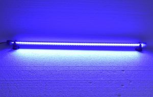 Lampa led acvariu 60 cm cu lumina submersibila albastra. Bara iluminare led cu leduri acvariu pentru un efect vizual spectaculos. Lampa led acvariu 60 cm submersibila lumina albastra este un accesoriu esential pentru orice pasionat de acvaristica care doreste sa creeze un mediu acvatic impresionant si sanatos. Aceasta bara iluminare led este conceputa pentru a oferi o lumina submersibila albastra de inalta calitate, aducand un plus de estetica si functionalitate acvariului tau. Cu o lungime de 60 cm, aceasta lampa este ideala pentru diverse tipuri de acvarii, de la cele de dimensiuni medii la cele mari. Caracteristici principale: Design versatil si robust: Lampa led acvariu 60 cm este proiectata ca o bara cu iluminare led submersibila, fiind perfecta pentru utilizare atat in mediu uscat, cat si in apa. Aceasta lampa submersibila poate fi folosita ca lumina de noapte sau lumina de veghe, oferind un iluminat uniform si placut. Lumina albastra captivanta: Cu 55 de leduri acvariu de generatie recenta, lampa ofera o lumina albastra de tip “Blue Moonlight”, care creeaza un efect vizual spectaculos in acvariu. Aceasta lumina imita perfect razele lunii, contribuind la un mediu natural si relaxant pentru pesti, stimulandu-le comportamentul nocturn. Eficienta energetica ridicata: Cu un consum de doar 3 W, aceasta lampa led acvariu 60 cm este extrem de eficienta din punct de vedere energetic, asigurand un cost minim de operare pe termen lung. Ledurile au o durata mare de viata, oferind un iluminat consistent fara a necesita inlocuiri frecvente. Instalare usoara si sigura: Lampa vine echipata cu un cablu de alimentare de 117 cm si ventuze pentru prinderea pe geamul acvariului, asigurand o fixare sigura si stabila. Fiind gata de pus in functiune, instalarea acestei bare de iluminare led este rapida si fara batai de cap. Aplicatii multiple: Aceasta lampa submersibila poate fi montata atat deasupra acvariului, cat si sub apa, creand un spectacol de lumina unic. De asemenea, este ideala pentru iluminatul nocturn in iazuri, fantani arteziene, sau chiar in spatii interioare cum ar fi vitrine, bai sau tavane. Versatilitatea sa o face o alegere excelenta pentru multiple aplicatii de iluminat cu leduri pentru acvariu. Beneficii: Transforma aspectul acvariului: Lumina submersibila albastra adauga o atmosfera magica si relaxanta in acvariu, accentuand culorile pestilor si plantelor acvatice. Aceasta lampa led acvariu nu doar ca imbunatateste estetica, dar si contribuie la sanatatea si bunastarea pestilor. Siguranta si durabilitate: Aceasta bara de iluminare led este construita din materiale de calitate superioara, fiind rezistenta la apa si sigura pentru pesti. Nu degaja caldura si nu emite radiatii UV, protejand astfel atat pestii, cat si plantele din acvariu. In plus, designul fara parti ascutite reduce riscul de accidente. Economie si fiabilitate: Datorita consumului redus de energie si duratei mari de viata a ledurilor, aceasta lampa reprezinta o investitie pe termen lung, oferind un iluminat de calitate fara a incarca factura de energie electrica. Flexibilitate in utilizare: Fie ca doresti sa iluminezi acvariul, iazul din gradina sau o fantana arteziana, aceasta lampa submersibila este solutia ideala. Versatilitatea sa permite utilizarea in diverse medii, aducand un plus de valoare spatiului tau. Concluzie: ​ Lampa led acvariu 60 cm submersibila lumina albastra este un produs de top pentru oricine doreste sa creeze un mediu acvatic spectaculos si functional. Cu caracteristici avansate, eficienta energetica si o versatilitate remarcabila, aceasta lampa cu leduri acvariu este alegerea perfecta pentru a transforma acvariul tau intr-un adevarat spectacol vizual. Investeste in aceasta bara iluminare led pentru a te bucura de un iluminat de calitate si de un acvariu vibrant si sanatos.