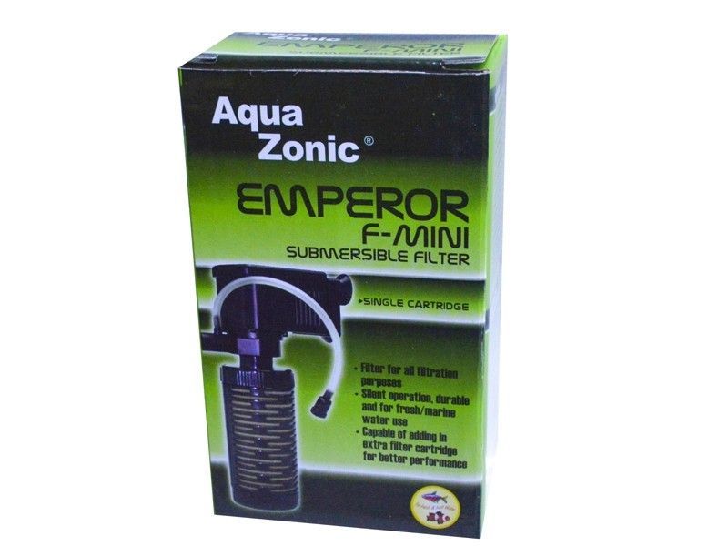 Caracteristici principale ale Emperor F-Mini Filter: Debit maxim: 220 litri pe ora, potrivit pentru acvarii mici cu un volum de pana la 30 de litri. Consum redus de energie: doar 1,8 W, ceea ce il face ideal pentru functionarea continua. Dimensiuni compacte: 7,5 cm lungime x 3 cm latime x 11,1 cm inaltime, acest filtru mini pentru acvariu este usor de instalat si de integrat in decorul acvariului. Material filtrant durabil: buretele filtrant se curata usor si se intretine simplu, garantand o durata lunga de viata si un nivel ridicat de performanta. ​ Beneficiile utilizarii acestui mini filtru intern acvariu Filtrare eficienta pentru acvarii mici: Emperor F-Mini Filter mentine claritatea apei in acvarii mici prin eliminarea particulelor si a poluantilor. Ideal pentru intretinerea apei in conditii optime: acest filtru acvarii mici ajuta la crearea unui mediu stabil si curat pentru pesti si alte vietuitoare acvatice. Consum redus de energie: consumul de doar 1,8 W il face economic, putand fi lasat in functiune non-stop fara a afecta costurile de energie. Compact si versatil: dimensiunile reduse ale acestui filtru mini pentru acvariu permit amplasarea lui in aproape orice tip de acvariu mic, fara a afecta vizual decorul acvatic. Material filtrant usor de curatat: buretele inclus poate fi clatit rapid, simplificand intretinerea regulata si prelungind durata de viata a filtrului.