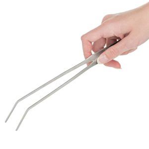 Penseta curbata acvariu cu lungimea totala de 38 cm. Penseta aquascaping din inox ce nu trebuie sa lipseasca nici unui acvariu. Penseta acvariu utila atat la plantat cat si la manipularea elementelor de decor si a celorlalte obiecte aflate in acvariu. Penseta curbata acvariu, un instrument esential pentru pasionatii de aquascaping si intretinerea acvariilor. Cu o lungime totala de 38 cm, aceasta penseta din inox reprezinta un accesoriu de nelipsit din arsenalul oricarui iubitor de acvaristica, fiind proiectata sa ofere precizie si usurinta in manipularea plantelor, elementelor de decor si a altor obiecte din acvariu. Fabricata din inox de inalta calitate, penseta pentru acvariu nu doar ca rezista coroziunii, asigurandu-si astfel o lunga durata de viata, dar este si extrem de usoara, cantarind doar 70 de grame. Aceasta caracteristica garanteaza o manevrare confortabila si precisa, facand-o ideala atat pentru plantarea delicata a plantelor acvatice, cat si pentru aranjarea cu grija a peisajului acvatic. Penseta este dotata cu varfuri cu striatii paralele, concepute pentru a proteja si a mentine integritatea plantelor in timpul plantarii sau al rearanjarii, evitand astfel deteriorarea acestora. Flexibilitatea sa exceptionala permite utilizatorilor sa ajunga cu usurinta in colturile greu accesibile ale acvariului si sa execute sarcini de aquascaping cu o precizie remarcabila. In plus, penseta curbata acvariu poate fi folosita si pentru hranirea pestilor si a altor animale din acvarii, fie ca este vorba despre medii de apa dulce sau sarata. Aceasta multifunctionalitate o transforma intr-un instrument versatil si indispensabil pentru orice acvariu, contribuind la crearea si intretinerea unui mediu acvatic sanatos si estetic placut. Alegeti penseta de acvariu pentru o ingrijire precisa si eficienta a lumii subacvatice.