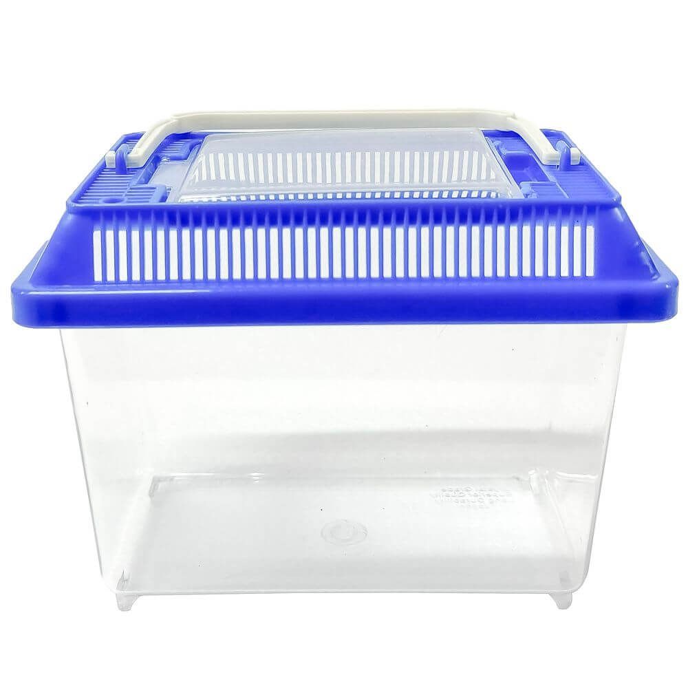 Acvariu transport cu capac 18 cm 2 Acvariu transport cu capac Sweet Pet Home Nr.1 este un acvariu plexiglas cu capac util la transportul pestilor, amfibienilor, insectelor sau unor animale mici. Acvariu plastic Sweet Pet Home Nr.1 este un acvariu de plastic cu capac ideal în egală măsură atât ca acvariu pentru diverse specii de pești exotici, insecte, broscuțe etc., cât și pentru transportul peștilor exotici. Disponibil într-o gamă variată de culori: capacul poate avea culoarea rosie, alba, albastra, neagra sau verde. Dimensiuni inclusiv capac: 18 cm (Lungime) x 11 cm (lățime) 14 cm (înălțime). Dimensiuni efective bazin plasic: 17,5 cm (Lungime) x 10,5 cm (lățime) 11,5 cm (înălțime). Acvariu transport cu capac Sweet Pet Home Nr.1 este confectionat din plexiglas rezistent si este solutia ideala pentru deplasarea in siguranta a pestilor, amfibienilor, insectelor sau chiar a animalelor de dimensiuni mici. Acest acvariu cu capac ofera un mediu sigur si confortabil pentru animalele tale de companie pe durata transportului, asigurand protectia si stabilitatea necesara. Fabricat din plastic de inalta calitate, acvariul Sweet Pet Home Nr.1 este proiectat atat pentru a servi ca un habitat temporar pentru diverse specii exotice, cat si ca o solutie eficienta pentru transportul acestora. Capacul sau securizat previne evadarile accidentale si minimizeaza stresul animalelor pe durata deplasarilor. Fie ca ai nevoie sa transporti pesti exotici, broscute, insecte sau alte creaturi mici, acvariul Sweet Pet Home Nr.1 este alegerea perfecta. Designul sau practic si compact il face usor de manevrat si depozitat, fiind ideal pentru vizitele la veterinar, mutari sau calatorii. Pe langa functionalitatea sa ca acvariu de transport, Sweet Pet Home Nr.1 acvariu plexiglas poate fi folosit si ca habitat permanent pentru specii mici, oferind un spatiu confortabil si estetic placut pentru animalele de companie. Este solutia versatila care imbina utilitatea cu designul modern, adaptandu-se perfect nevoilor tale si ale micilor tai prieteni. Alege Acvariu plastic Sweet Pet Home Nr.1 pentru o solutie de transport sigura si un habitat temporar sau permanent de inalta calitate pentru animalele tale. Investeste in confortul si siguranta lor cu un produs conceput sa raspunda celor mai inalte standarde de calitate si durabilitate.