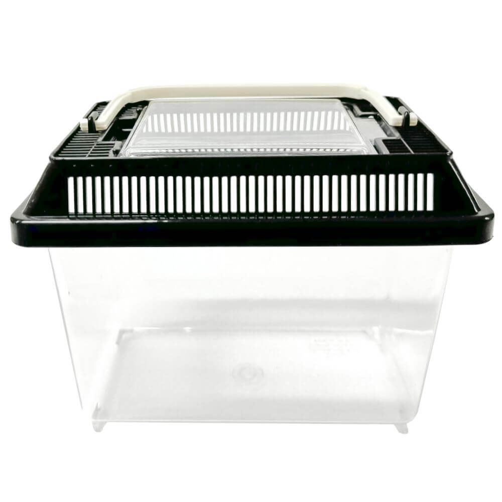 Acvariu transport cu capac 18 cm 9 Acvariu transport cu capac Sweet Pet Home Nr.1 este un acvariu plexiglas cu capac util la transportul pestilor, amfibienilor, insectelor sau unor animale mici. Acvariu plastic Sweet Pet Home Nr.1 este un acvariu de plastic cu capac ideal în egală măsură atât ca acvariu pentru diverse specii de pești exotici, insecte, broscuțe etc., cât și pentru transportul peștilor exotici. Disponibil într-o gamă variată de culori: capacul poate avea culoarea rosie, alba, albastra, neagra sau verde. Dimensiuni inclusiv capac: 18 cm (Lungime) x 11 cm (lățime) 14 cm (înălțime). Dimensiuni efective bazin plasic: 17,5 cm (Lungime) x 10,5 cm (lățime) 11,5 cm (înălțime). Acvariu transport cu capac Sweet Pet Home Nr.1 este confectionat din plexiglas rezistent si este solutia ideala pentru deplasarea in siguranta a pestilor, amfibienilor, insectelor sau chiar a animalelor de dimensiuni mici. Acest acvariu cu capac ofera un mediu sigur si confortabil pentru animalele tale de companie pe durata transportului, asigurand protectia si stabilitatea necesara. Fabricat din plastic de inalta calitate, acvariul Sweet Pet Home Nr.1 este proiectat atat pentru a servi ca un habitat temporar pentru diverse specii exotice, cat si ca o solutie eficienta pentru transportul acestora. Capacul sau securizat previne evadarile accidentale si minimizeaza stresul animalelor pe durata deplasarilor. Fie ca ai nevoie sa transporti pesti exotici, broscute, insecte sau alte creaturi mici, acvariul Sweet Pet Home Nr.1 este alegerea perfecta. Designul sau practic si compact il face usor de manevrat si depozitat, fiind ideal pentru vizitele la veterinar, mutari sau calatorii. Pe langa functionalitatea sa ca acvariu de transport, Sweet Pet Home Nr.1 acvariu plexiglas poate fi folosit si ca habitat permanent pentru specii mici, oferind un spatiu confortabil si estetic placut pentru animalele de companie. Este solutia versatila care imbina utilitatea cu designul modern, adaptandu-se perfect nevoilor tale si ale micilor tai prieteni. Alege Acvariu plastic Sweet Pet Home Nr.1 pentru o solutie de transport sigura si un habitat temporar sau permanent de inalta calitate pentru animalele tale. Investeste in confortul si siguranta lor cu un produs conceput sa raspunda celor mai inalte standarde de calitate si durabilitate.
