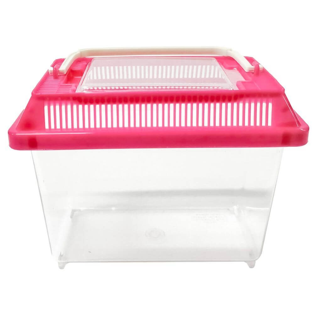 Acvariu transport cu capac 18 cm 3 Acvariu transport cu capac Sweet Pet Home Nr.1 este un acvariu plexiglas cu capac util la transportul pestilor, amfibienilor, insectelor sau unor animale mici. Acvariu plastic Sweet Pet Home Nr.1 este un acvariu de plastic cu capac ideal în egală măsură atât ca acvariu pentru diverse specii de pești exotici, insecte, broscuțe etc., cât și pentru transportul peștilor exotici. Disponibil într-o gamă variată de culori: capacul poate avea culoarea rosie, alba, albastra, neagra sau verde. Dimensiuni inclusiv capac: 18 cm (Lungime) x 11 cm (lățime) 14 cm (înălțime). Dimensiuni efective bazin plasic: 17,5 cm (Lungime) x 10,5 cm (lățime) 11,5 cm (înălțime). Acvariu transport cu capac Sweet Pet Home Nr.1 este confectionat din plexiglas rezistent si este solutia ideala pentru deplasarea in siguranta a pestilor, amfibienilor, insectelor sau chiar a animalelor de dimensiuni mici. Acest acvariu cu capac ofera un mediu sigur si confortabil pentru animalele tale de companie pe durata transportului, asigurand protectia si stabilitatea necesara. Fabricat din plastic de inalta calitate, acvariul Sweet Pet Home Nr.1 este proiectat atat pentru a servi ca un habitat temporar pentru diverse specii exotice, cat si ca o solutie eficienta pentru transportul acestora. Capacul sau securizat previne evadarile accidentale si minimizeaza stresul animalelor pe durata deplasarilor. Fie ca ai nevoie sa transporti pesti exotici, broscute, insecte sau alte creaturi mici, acvariul Sweet Pet Home Nr.1 este alegerea perfecta. Designul sau practic si compact il face usor de manevrat si depozitat, fiind ideal pentru vizitele la veterinar, mutari sau calatorii. Pe langa functionalitatea sa ca acvariu de transport, Sweet Pet Home Nr.1 acvariu plexiglas poate fi folosit si ca habitat permanent pentru specii mici, oferind un spatiu confortabil si estetic placut pentru animalele de companie. Este solutia versatila care imbina utilitatea cu designul modern, adaptandu-se perfect nevoilor tale si ale micilor tai prieteni. Alege Acvariu plastic Sweet Pet Home Nr.1 pentru o solutie de transport sigura si un habitat temporar sau permanent de inalta calitate pentru animalele tale. Investeste in confortul si siguranta lor cu un produs conceput sa raspunda celor mai inalte standarde de calitate si durabilitate.