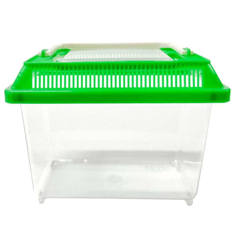 Acvariu transport cu capac 18 cm 4 Acvariu transport cu capac Sweet Pet Home Nr.1 este un acvariu plexiglas cu capac util la transportul pestilor, amfibienilor, insectelor sau unor animale mici. Acvariu plastic Sweet Pet Home Nr.1 este un acvariu de plastic cu capac ideal în egală măsură atât ca acvariu pentru diverse specii de pești exotici, insecte, broscuțe etc., cât și pentru transportul peștilor exotici. Disponibil într-o gamă variată de culori: capacul poate avea culoarea rosie, alba, albastra, neagra sau verde. Dimensiuni inclusiv capac: 18 cm (Lungime) x 11 cm (lățime) 14 cm (înălțime). Dimensiuni efective bazin plasic: 17,5 cm (Lungime) x 10,5 cm (lățime) 11,5 cm (înălțime). Acvariu transport cu capac Sweet Pet Home Nr.1 este confectionat din plexiglas rezistent si este solutia ideala pentru deplasarea in siguranta a pestilor, amfibienilor, insectelor sau chiar a animalelor de dimensiuni mici. Acest acvariu cu capac ofera un mediu sigur si confortabil pentru animalele tale de companie pe durata transportului, asigurand protectia si stabilitatea necesara. Fabricat din plastic de inalta calitate, acvariul Sweet Pet Home Nr.1 este proiectat atat pentru a servi ca un habitat temporar pentru diverse specii exotice, cat si ca o solutie eficienta pentru transportul acestora. Capacul sau securizat previne evadarile accidentale si minimizeaza stresul animalelor pe durata deplasarilor. Fie ca ai nevoie sa transporti pesti exotici, broscute, insecte sau alte creaturi mici, acvariul Sweet Pet Home Nr.1 este alegerea perfecta. Designul sau practic si compact il face usor de manevrat si depozitat, fiind ideal pentru vizitele la veterinar, mutari sau calatorii. Pe langa functionalitatea sa ca acvariu de transport, Sweet Pet Home Nr.1 acvariu plexiglas poate fi folosit si ca habitat permanent pentru specii mici, oferind un spatiu confortabil si estetic placut pentru animalele de companie. Este solutia versatila care imbina utilitatea cu designul modern, adaptandu-se perfect nevoilor tale si ale micilor tai prieteni. Alege Acvariu plastic Sweet Pet Home Nr.1 pentru o solutie de transport sigura si un habitat temporar sau permanent de inalta calitate pentru animalele tale. Investeste in confortul si siguranta lor cu un produs conceput sa raspunda celor mai inalte standarde de calitate si durabilitate.