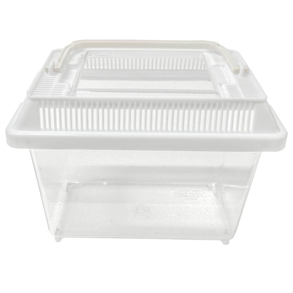 Acvariu transport cu capac 18 cm 5 Acvariu transport cu capac Sweet Pet Home Nr.1 este un acvariu plexiglas cu capac util la transportul pestilor, amfibienilor, insectelor sau unor animale mici. Acvariu plastic Sweet Pet Home Nr.1 este un acvariu de plastic cu capac ideal în egală măsură atât ca acvariu pentru diverse specii de pești exotici, insecte, broscuțe etc., cât și pentru transportul peștilor exotici. Disponibil într-o gamă variată de culori: capacul poate avea culoarea rosie, alba, albastra, neagra sau verde. Dimensiuni inclusiv capac: 18 cm (Lungime) x 11 cm (lățime) 14 cm (înălțime). Dimensiuni efective bazin plasic: 17,5 cm (Lungime) x 10,5 cm (lățime) 11,5 cm (înălțime). Acvariu transport cu capac Sweet Pet Home Nr.1 este confectionat din plexiglas rezistent si este solutia ideala pentru deplasarea in siguranta a pestilor, amfibienilor, insectelor sau chiar a animalelor de dimensiuni mici. Acest acvariu cu capac ofera un mediu sigur si confortabil pentru animalele tale de companie pe durata transportului, asigurand protectia si stabilitatea necesara. Fabricat din plastic de inalta calitate, acvariul Sweet Pet Home Nr.1 este proiectat atat pentru a servi ca un habitat temporar pentru diverse specii exotice, cat si ca o solutie eficienta pentru transportul acestora. Capacul sau securizat previne evadarile accidentale si minimizeaza stresul animalelor pe durata deplasarilor. Fie ca ai nevoie sa transporti pesti exotici, broscute, insecte sau alte creaturi mici, acvariul Sweet Pet Home Nr.1 este alegerea perfecta. Designul sau practic si compact il face usor de manevrat si depozitat, fiind ideal pentru vizitele la veterinar, mutari sau calatorii. Pe langa functionalitatea sa ca acvariu de transport, Sweet Pet Home Nr.1 acvariu plexiglas poate fi folosit si ca habitat permanent pentru specii mici, oferind un spatiu confortabil si estetic placut pentru animalele de companie. Este solutia versatila care imbina utilitatea cu designul modern, adaptandu-se perfect nevoilor tale si ale micilor tai prieteni. Alege Acvariu plastic Sweet Pet Home Nr.1 pentru o solutie de transport sigura si un habitat temporar sau permanent de inalta calitate pentru animalele tale. Investeste in confortul si siguranta lor cu un produs conceput sa raspunda celor mai inalte standarde de calitate si durabilitate.