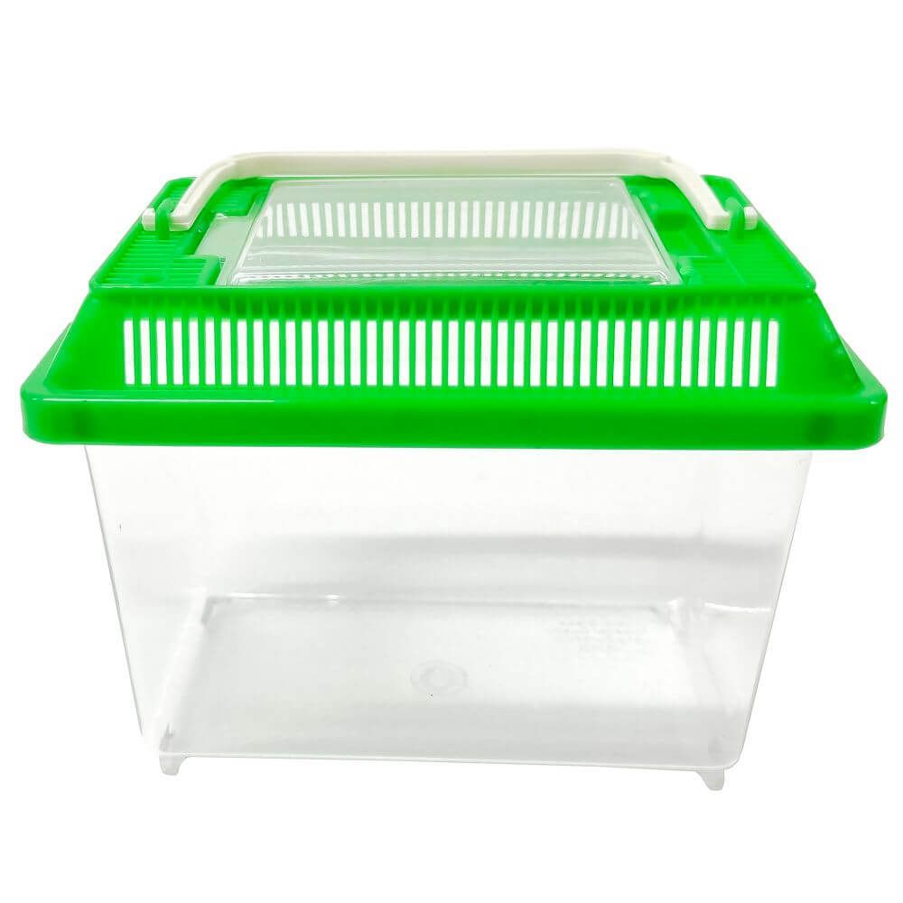 Acvariu transport cu capac 18 cm 6 Acvariu transport cu capac Sweet Pet Home Nr.1 este un acvariu plexiglas cu capac util la transportul pestilor, amfibienilor, insectelor sau unor animale mici. Acvariu plastic Sweet Pet Home Nr.1 este un acvariu de plastic cu capac ideal în egală măsură atât ca acvariu pentru diverse specii de pești exotici, insecte, broscuțe etc., cât și pentru transportul peștilor exotici. Disponibil într-o gamă variată de culori: capacul poate avea culoarea rosie, alba, albastra, neagra sau verde. Dimensiuni inclusiv capac: 18 cm (Lungime) x 11 cm (lățime) 14 cm (înălțime). Dimensiuni efective bazin plasic: 17,5 cm (Lungime) x 10,5 cm (lățime) 11,5 cm (înălțime). Acvariu transport cu capac Sweet Pet Home Nr.1 este confectionat din plexiglas rezistent si este solutia ideala pentru deplasarea in siguranta a pestilor, amfibienilor, insectelor sau chiar a animalelor de dimensiuni mici. Acest acvariu cu capac ofera un mediu sigur si confortabil pentru animalele tale de companie pe durata transportului, asigurand protectia si stabilitatea necesara. Fabricat din plastic de inalta calitate, acvariul Sweet Pet Home Nr.1 este proiectat atat pentru a servi ca un habitat temporar pentru diverse specii exotice, cat si ca o solutie eficienta pentru transportul acestora. Capacul sau securizat previne evadarile accidentale si minimizeaza stresul animalelor pe durata deplasarilor. Fie ca ai nevoie sa transporti pesti exotici, broscute, insecte sau alte creaturi mici, acvariul Sweet Pet Home Nr.1 este alegerea perfecta. Designul sau practic si compact il face usor de manevrat si depozitat, fiind ideal pentru vizitele la veterinar, mutari sau calatorii. Pe langa functionalitatea sa ca acvariu de transport, Sweet Pet Home Nr.1 acvariu plexiglas poate fi folosit si ca habitat permanent pentru specii mici, oferind un spatiu confortabil si estetic placut pentru animalele de companie. Este solutia versatila care imbina utilitatea cu designul modern, adaptandu-se perfect nevoilor tale si ale micilor tai prieteni. Alege Acvariu plastic Sweet Pet Home Nr.1 pentru o solutie de transport sigura si un habitat temporar sau permanent de inalta calitate pentru animalele tale. Investeste in confortul si siguranta lor cu un produs conceput sa raspunda celor mai inalte standarde de calitate si durabilitate.