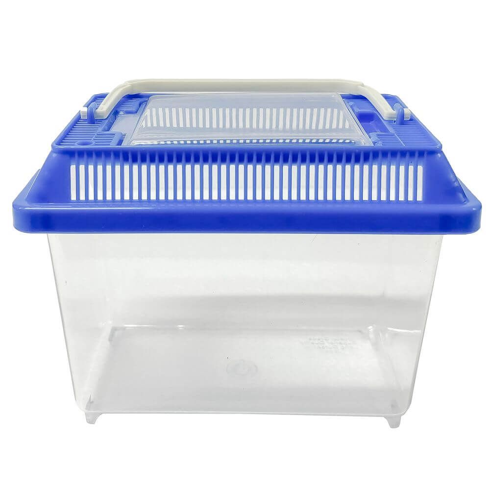 Acvariu transport cu capac 18 cm 8 Acvariu transport cu capac Sweet Pet Home Nr.1 este un acvariu plexiglas cu capac util la transportul pestilor, amfibienilor, insectelor sau unor animale mici. Acvariu plastic Sweet Pet Home Nr.1 este un acvariu de plastic cu capac ideal în egală măsură atât ca acvariu pentru diverse specii de pești exotici, insecte, broscuțe etc., cât și pentru transportul peștilor exotici. Disponibil într-o gamă variată de culori: capacul poate avea culoarea rosie, alba, albastra, neagra sau verde. Dimensiuni inclusiv capac: 18 cm (Lungime) x 11 cm (lățime) 14 cm (înălțime). Dimensiuni efective bazin plasic: 17,5 cm (Lungime) x 10,5 cm (lățime) 11,5 cm (înălțime). Acvariu transport cu capac Sweet Pet Home Nr.1 este confectionat din plexiglas rezistent si este solutia ideala pentru deplasarea in siguranta a pestilor, amfibienilor, insectelor sau chiar a animalelor de dimensiuni mici. Acest acvariu cu capac ofera un mediu sigur si confortabil pentru animalele tale de companie pe durata transportului, asigurand protectia si stabilitatea necesara. Fabricat din plastic de inalta calitate, acvariul Sweet Pet Home Nr.1 este proiectat atat pentru a servi ca un habitat temporar pentru diverse specii exotice, cat si ca o solutie eficienta pentru transportul acestora. Capacul sau securizat previne evadarile accidentale si minimizeaza stresul animalelor pe durata deplasarilor. Fie ca ai nevoie sa transporti pesti exotici, broscute, insecte sau alte creaturi mici, acvariul Sweet Pet Home Nr.1 este alegerea perfecta. Designul sau practic si compact il face usor de manevrat si depozitat, fiind ideal pentru vizitele la veterinar, mutari sau calatorii. Pe langa functionalitatea sa ca acvariu de transport, Sweet Pet Home Nr.1 acvariu plexiglas poate fi folosit si ca habitat permanent pentru specii mici, oferind un spatiu confortabil si estetic placut pentru animalele de companie. Este solutia versatila care imbina utilitatea cu designul modern, adaptandu-se perfect nevoilor tale si ale micilor tai prieteni. Alege Acvariu plastic Sweet Pet Home Nr.1 pentru o solutie de transport sigura si un habitat temporar sau permanent de inalta calitate pentru animalele tale. Investeste in confortul si siguranta lor cu un produs conceput sa raspunda celor mai inalte standarde de calitate si durabilitate.