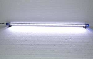 Lampa cu leduri submersibila 95 cm alba e una din cele mai luminoase lampi acvariu led pentru iluminare acvariu atat imersata in apa cat si montata deasupra acvariului. Solutia optima pentru iluminare acvariu led. Lampa iluminare led izolata perfect contra apei si umiditatii.  Imbunatateste iluminarea acvariului tau cu lampa cu leduri submersibila 95 cm alba, o lampa de calitate superioara care aduce lumina alba intensa in mediul tau acvatic. Aceasta lampa submersibila este ideala pentru orice tip de acvariu, oferind o solutie eficienta si economica pentru iluminarea acvariului. Caracteristici lampa cu leduri submersibila 95 cm alba: Calitate superioara: Lampa cu leduri submersibila 95 cm alba este construita din materiale durabile, oferind o durata lunga de viata si performanta constanta. Consum redus de energie: Cu un consum de energie de doar 5W, aceasta lampa LED este foarte eficienta, economisind energie si reducand costurile de operare. Iluminare puternica: Echipata cu 68 de LED-uri albe de ultima generatie, aceasta lampa asigura o luminozitate ridicata, perfecta pentru a scoate in evidenta frumusetea acvariului tau. Dimensiuni ideale: Avand o lungime de 95 cm si un diametru de 18 mm, lampa este potrivita pentru majoritatea acvariilor, asigurand o acoperire optima a luminii. Instalare facila: Lampa vine gata de utilizare, echipata cu intreaga instalatie electrica si un cablu de alimentare de 117 cm. Ventuzele incluse permit o prindere sigura pe geamul acvariului. Versatilitate: Se poate monta atat deasupra acvariului, cat si sub nivelul apei, creand un spectacol de lumina uimitor. Este, de asemenea, potrivita pentru iazuri, fantani arteziene, iluminat interior, vitrine, baie, si multe altele. Avantaje: Complet submersibila: Poate fi folosita atat pe uscat, cat si in apa, oferind flexibilitate maxima. Eficienta energetica: Consumul redus de energie face din aceasta lampa o optiune ecologica si economica. Fara caldura si UV: Lampa nu degaja caldura in timpul functionarii si nu emite radiatii UV, protejand pestii si plantele din acvariu. Siguranta: Nu are parti ascutite, fiind sigura pentru utilizare in orice mediu. Utilizari recomandate: Iluminare acvariu: Ideal pentru orice tip de acvariu, oferind o lumina clara si puternica. Iazuri si fantani arteziene: Perfecta pentru iluminatul nocturn al iazurilor si fantanilor arteziene. Iluminat interior: Potrivita pentru iluminatul vitrinelor, baie, si alte spatii interioare. Specificatii: Culoare lumina: Alb Daylight Numar LED-uri: 68 Lungime: 95 cm Diametru: 18 mm Consum energie: 5 W Lungime cablu alimentare: 117 cm Alege Lampa cu LED-uri Submersibila 95 cm Alba pentru a imbunatati iluminarea acvariului tau si a crea un mediu acvatic spectaculos. Comanda acum si bucura-te de o iluminare eficienta si economica!