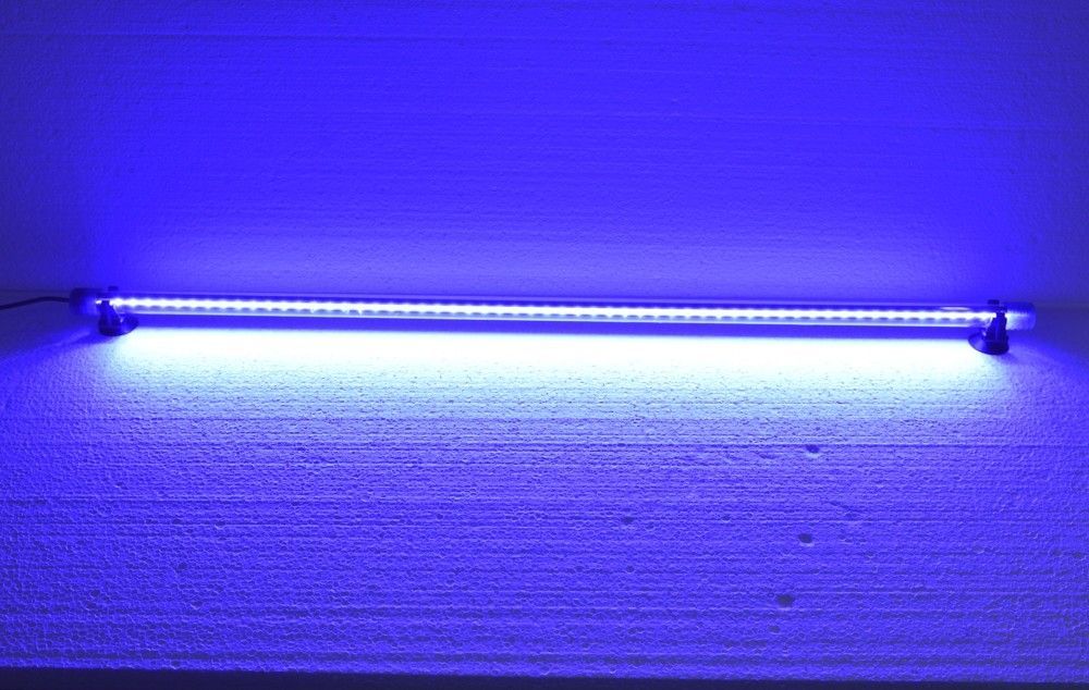 Lampa led acvariu 75 cm lumina albastra submersibila 1 Lampa led acvariu 75 cm cu lumina acvariu albastra submersibila. Lumina acvariu pesti albastra, cu led acvariu pentru un efect vizual spectaculos. Lampa LED acvariu 75 cm cu lumina albastra submersibila este alegerea perfecta pentru a crea un efect vizual spectaculos in acvariul tau. Aceasta lampa submersibila cu lumina albastra Blue Moonlight ofera un iluminat de calitate superioara, ideal pentru a evidentia frumusetea pestilor si a plantelor din acvariu. Cu o lungime de 75 cm si 58 de LED-uri albastre de generatie recenta, aceasta lampa LED asigura o luminozitate ridicata si un consum redus de energie electrica, doar 4W. Caracteristici si beneficii: Lumina acvariu albastra: LED-urile albastre Blue Moonlight adauga un efect deosebit in acvariu, o lumina acvariu pesti care accentueaza culorile naturale ale pestilor si plantelor acvatice, oferind in acelasi timp o ambianta relaxanta. Lampa submersibila cu led: Lampa este complet submersibila, oferind flexibilitate in montare atat deasupra acvariului, cat si sub nivelul apei. Poate fi folosita si pentru iluminatul iazurilor, fantanilor arteziene sau al gradinilor. Eficienta energetica: Cu un consum de doar 4W, aceasta lampa LED asigura o economie semnificativa de energie electrica, fara a compromite luminozitatea necesara pentru un acvariu sanatos si atractiv. Durata mare de viata: LED-urile de ultima generatie sunt concepute pentru a oferi o durata de viata lunga, astfel incat sa te bucuri de un iluminat de calitate pentru o perioada indelungata. Siguranta: Lampa cu lumina albastra submersibila ce nu degaja caldura in timpul functionarii, eliminand riscul de supraincalzire a apei sau a mediului inconjurator. De asemenea, nu emite radiatii UV, asigurand un mediu sigur pentru pesti si plante. Instalare facila: Lampa vine echipata cu ventuze pentru o montare usoara pe geamurile acvariului. In plus, lungimea cablului de alimentare de 117 cm permite o instalare flexibila si convenabila. Versatilitate: Aceasta lampa LED poate fi utilizata nu doar in acvarii, ci si pentru iluminatul fantanilor arteziene, gradinilor sau chiar in interior, in vitrine, tavanuri sau bai, oferind un spectacol de lumina unic. Aplicatii: Lampa LED acvariu 75 cm este ideala pentru luminarea acvariilor, iazurilor si fantanilor arteziene, dar si pentru diverse spatii interioare unde se doreste un iluminat ambiental deosebit. Cu aceasta lampa, vei putea crea un mediu acvatic impresionant, care sa imbunatateasca atat estetica, cat si bunastarea pestilor din acvariu. Investind in aceasta lampa LED, vei aduce un plus de frumusete si eficienta in spatiul tau acvatic, beneficiind de toate avantajele oferite de un iluminat modern si economic.