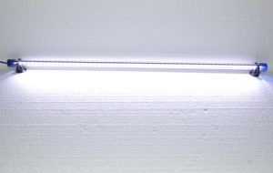 Lampa iluminare acvariu cu leduri 75 cm alba, ideala pentru iluminare acvariu cu leduri, iluminat led eficient si lumina acvariu led intensa. Lampa iluminare acvariu cu leduri 75 cm alba este solutia perfecta pentru o iluminare eficienta si de lunga durata in acvariul tau. Conceputa special pentru a asigura o iluminare acvariu cu leduri uniforma si intensa, aceasta lampa led reprezinta o alegere excelenta pentru pasionatii de acvarii care doresc sa ofere un mediu optim pentru pestii si plantele acvatice. Caracteristici principale: Dimensiuni și eficienta energetica: Cu o lungime de 75 cm, aceasta lampa led ofera o lumina alba Daylight de intensitate ridicata, perfecta pentru orice tip de acvariu. Echipata cu 58 de leduri de ultima generatie, lampa consuma doar 4 W, asigurand un iluminat led eficient, economic si durabil. Versatilitate in utilizare: Aceasta lampa submersibila poate fi utilizata atat in apa, cat si in afara acesteia, fiind ideala pentru acvarii, iazuri, fantani arteziene sau chiar pentru aplicatii de interior, cum ar fi vitrine sau bai. Sistemul complet etans ofera protectie impotriva apei si a umezelii, permitand montajul sigur si usor in orice conditii. Instalare rapida si facila: Lampa este gata de utilizare imediat dupa montaj, fara alte ajustari necesare. Se fixeaza cu usurinta pe geamul acvariului prin intermediul ventuzelor incluse, oferind flexibilitate in ajustarea pozitiei si a unghiului de iluminare. Beneficii majore: Iluminare completa a acvariului: Ofera o lumina clara si intensa, ce sporeste vizibilitatea si evidentiaza culorile naturale ale pestilor si plantelor acvatice. Aceasta lampa led este ideala pentru a accentua frumusetea decorurilor subacvatice, creand un spectacol de lumina fascinant. Siguranta si durabilitate: Consumul redus de energie electrica si durata lunga de viata a ledurilor asigura o investitie pe termen lung. Lampa nu emite caldura si nu degaja radiatii UV, fiind complet sigura pentru utilizarea in mediul acvatic sau in interiorul locuintei. Adaptabilitate ridicata: Potrivita atat pentru utilizare subacvatica cat si deasupra acvariului, aceasta lampa permite ajustarea in functie de preferintele tale, oferind flexibilitate maxima. De asemenea, poate fi utilizata pentru iluminatul nocturn al iazurilor si fantanilor arteziene, adaugand un plus de atractivitate acestor spatii. Aplicatii diverse: Datorita versatilitatii si eficientei sale, lampa poate fi utilizata in diverse scenarii: Lampa acvariu led pentru iluminarea acvariilor de orice dimensiune. Spot subacvatic pentru iluminatul iazurilor si fantanilor arteziene. Iluminare decorativa pentru vitrine sau alte spatii interioare, asigurand un aspect modern si luminos. Specificatii tehnice: Lungime: 75 cm Consum de energie: 4 W Culoare iluminat: Alb Daylight Numar leduri: 58 Lungime cablu alimentare: 117 cm Diametru: 18 mm Avantaje suplimentare: Lampa este complet submersibila, ideala pentru utilizarea in apa. Nu degaja caldura in timpul functionarii, prevenind astfel supraincalzirea acvariului. Nu contine substante toxice, fiind sigura pentru pesti si plante. Se poate folosi atat in medii umede cat si in spatii interioare uscate. Cu lampa iluminare acvariu cu leduri 75 cm alba, vei asigura un iluminat de calitate superioara pentru acvariul tau, beneficiind in acelasi timp de un consum redus de energie si o durata lunga de viata. Este alegerea ideala pentru cei care doresc sa imbunatateasca aspectul si sanatatea acvariului, oferind o lumina clara si intensa, perfect adaptata nevoilor tale.