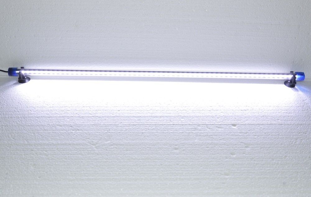 Lampa iluminare acvariu cu leduri 75 cm alba 1 Lampa iluminare acvariu cu leduri 75 cm alba, ideala pentru iluminare acvariu cu leduri, iluminat led eficient si lumina acvariu led intensa. Lampa iluminare acvariu cu leduri 75 cm alba este solutia perfecta pentru o iluminare eficienta si de lunga durata in acvariul tau. Conceputa special pentru a asigura o iluminare acvariu cu leduri uniforma si intensa, aceasta lampa led reprezinta o alegere excelenta pentru pasionatii de acvarii care doresc sa ofere un mediu optim pentru pestii si plantele acvatice. Caracteristici principale: Dimensiuni și eficienta energetica: Cu o lungime de 75 cm, aceasta lampa led ofera o lumina alba Daylight de intensitate ridicata, perfecta pentru orice tip de acvariu. Echipata cu 58 de leduri de ultima generatie, lampa consuma doar 4 W, asigurand un iluminat led eficient, economic si durabil. Versatilitate in utilizare: Aceasta lampa submersibila poate fi utilizata atat in apa, cat si in afara acesteia, fiind ideala pentru acvarii, iazuri, fantani arteziene sau chiar pentru aplicatii de interior, cum ar fi vitrine sau bai. Sistemul complet etans ofera protectie impotriva apei si a umezelii, permitand montajul sigur si usor in orice conditii. Instalare rapida si facila: Lampa este gata de utilizare imediat dupa montaj, fara alte ajustari necesare. Se fixeaza cu usurinta pe geamul acvariului prin intermediul ventuzelor incluse, oferind flexibilitate in ajustarea pozitiei si a unghiului de iluminare. Beneficii majore: Iluminare completa a acvariului: Ofera o lumina clara si intensa, ce sporeste vizibilitatea si evidentiaza culorile naturale ale pestilor si plantelor acvatice. Aceasta lampa led este ideala pentru a accentua frumusetea decorurilor subacvatice, creand un spectacol de lumina fascinant. Siguranta si durabilitate: Consumul redus de energie electrica si durata lunga de viata a ledurilor asigura o investitie pe termen lung. Lampa nu emite caldura si nu degaja radiatii UV, fiind complet sigura pentru utilizarea in mediul acvatic sau in interiorul locuintei. Adaptabilitate ridicata: Potrivita atat pentru utilizare subacvatica cat si deasupra acvariului, aceasta lampa permite ajustarea in functie de preferintele tale, oferind flexibilitate maxima. De asemenea, poate fi utilizata pentru iluminatul nocturn al iazurilor si fantanilor arteziene, adaugand un plus de atractivitate acestor spatii. Aplicatii diverse: Datorita versatilitatii si eficientei sale, lampa poate fi utilizata in diverse scenarii: Lampa acvariu led pentru iluminarea acvariilor de orice dimensiune. Spot subacvatic pentru iluminatul iazurilor si fantanilor arteziene. Iluminare decorativa pentru vitrine sau alte spatii interioare, asigurand un aspect modern si luminos. Specificatii tehnice: Lungime: 75 cm Consum de energie: 4 W Culoare iluminat: Alb Daylight Numar leduri: 58 Lungime cablu alimentare: 117 cm Diametru: 18 mm Avantaje suplimentare: Lampa este complet submersibila, ideala pentru utilizarea in apa. Nu degaja caldura in timpul functionarii, prevenind astfel supraincalzirea acvariului. Nu contine substante toxice, fiind sigura pentru pesti si plante. Se poate folosi atat in medii umede cat si in spatii interioare uscate. Cu lampa iluminare acvariu cu leduri 75 cm alba, vei asigura un iluminat de calitate superioara pentru acvariul tau, beneficiind in acelasi timp de un consum redus de energie si o durata lunga de viata. Este alegerea ideala pentru cei care doresc sa imbunatateasca aspectul si sanatatea acvariului, oferind o lumina clara si intensa, perfect adaptata nevoilor tale.