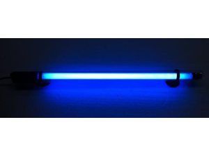 Lampa submersibila fluorescenta 35 cm lumina albastra pentru lumina in acvariu noaptea, creeaza lumina ambientala in casa, acvariu iaz sau gradina. Lampa submersibila fluorescenta albastra – Lumina ambientala pentru acvarii, fantani si iazuri Caracteristici principale: Lungime: 35 cm, ideala pentru acvarii de diferite dimensiuni. Culoare iluminat: Lumina albastra intensa, perfecta pentru un efect vizual captivant. Consum de energie: 6 W, oferind eficienta energetica maxima. Montaj versatil: Poate fi montata atat deasupra, cat si sub nivelul apei, cu ventuze incluse pentru fixare sigura. Beneficii: Lumina in acvariu noaptea: Aceasta lampa submersibila fluorescenta asigura un iluminat ambiental ideal pentru acvariile tale, evidentiind frumusetea pestilor si a decorului pe timpul noptii. Lumina albastra acvariu: Creaza un efect spectaculos in acvariile cu ciclide, accentuand coloritul vibrant al acestora si oferind un spectacol deosebit de culoare. Iluminat subacvatic de calitate: Cu aceasta lampa, poti transforma complet aspectul acvariului tau sau al altor amenajari acvatice, oferindu-le un plus de eleganta si mister. Durabilitate si usurinta in utilizare: Lampa submersibila fluorescenta 35 cm lumina albastra este construita din materiale de buna calitate, asigurand o rezistenta indelungata la utilizare in medii acvatice. Sistemul de cablare etans garanteaza functionarea sigura si continua chiar si in conditii de umiditate ridicata si imersie in apa. Ventuzele incluse faciliteaza montajul rapid si stabil pe sticla, permitandu-ti sa ajustezi cu usurinta pozitionarea lampii pentru a obtine efectul dorit in acvariu, iaz sau fantana arteziana. Astfel, vei beneficia de un iluminat fiabil si estetic, care adauga un plus de valoare si atractivitate spatiilor tale acvatice. Aplicatii: Iluminat acvarii: Perfecta pentru a suplimenta lumina din acvariu sau pentru a crea un efect de lumina de noapte actinic blue, accentuand frumusetea vietii acvatice. Iluminat fantani arteziene si iazuri: Poate fi folosita si in afara acvariilor, pentru a ilumina fantanile arteziene sau iazurile pe timp de noapte, adaugand un efect impresionant spatiului exterior. Cu lampa submersibila fluorescenta 35 cm lumina albastra, transformi orice acvariu sau amenajare acvatica intr-un spectacol de lumina si culoare, oferind in acelasi timp un iluminat ambiental perfect!