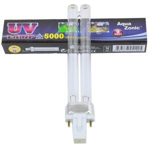 Bec UV 9W este un Bec lampi UV-C de schimb pentru bec UV iaz sau pentru sterilizator UV acvariu. Un bec pentru lampa UV de buna calitate. Bec UV 9W de schimb pentru lampile UV-C folosite la sterilizarea apei din iazuri si acvarii, asigurand un mediu curat si sanatos pentru pestii si plantele tale. Acest bec lampi UV-C de la Aqua Zonic este un bec de schimb eficient pentru orice lampa UV sau sterilizator UV acvariu, eliminand bacteriile si algele verzi care pot tulbura apa. Becul UV 9W este perfect pentru lampile UV-C utilizate in sistemele de filtrare a apei, fiind compatibil cu o mare varietate de modele. Cu o putere de 9W, acest bec pentru lampa UV asigura o sterilizare eficienta, contribuind la mentinerea apei clare, fara alge sau agenti patogeni. Acest bec UV iaz si acvariu este proiectat pentru a se potrivi in lampile cu ultraviolete de la Aqua Zonic si alte lampi UV-C compatibile, oferind o solutie practica si economica pentru inlocuirea becurilor uzate. In general becurile UV au dimensiuni standard iar acestea difera in functie de puterea becului. Caracteristici: Putere: 9W Dimensiuni: Lungime totală (fără pini): 16,5 cm; Lungimea părții de sticlă: 12,5 cm Aplicatii: Iazuri si acvarii, atat de apa dulce cat si sarata Compatibilitate: Lampi UV-C si sterilizatoare UV acvariu de la Aqua Zonic si alte marci