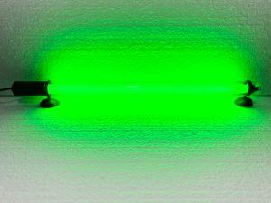 Lampa submersibila iluminat apa acvariu 35 cm verde, lampa ambientala verde pentru iluminat acvariu, lampa gradini, sau chiar lampa podea verde. Lampa submersibila pentru iluminat apa de culoare verde. Emite pe toata suprafata o lumina constanta si foarte placuta. Poate fi folosita atat in mediu uscat cat si introdusa in apa. Lampi cu neon ce ilumineaza intr-un mod placut spatiul in care sunt intr-un mod foarte placut. Solutia perfecta pentru iluminat acvariu si decor ambiental Caracteristici principale: Lungime: 35 cm, ideala pentru diverse dimensiuni de acvarii si spatii decorative. Culoare iluminat: Lumina verde intensa, care adauga un plus de vitalitate si prospetime oricarui spatiu. Consum redus de energie: Doar 6 W, oferind o solutie eficienta si economica pentru iluminat. Versatilitate in utilizare: Poate fi folosita atat sub apa, cat si pe uscat, pentru iluminatul acvariului, iazuri, fantani arteziene sau chiar ca lampa ambientala verde in interiorul casei. Beneficii: Iluminat acvariu: Lampa submersibila pentru iluminat apa acvariului emite o lumina de culoare verde placuta, ideala pentru a crea un mediu relaxant si atragator in acvariile tale. Aceasta lumina nu doar ca imbunatateste aspectul acvariului, dar poate contribui si la bunastarea vietii acvatice, oferind o sursa de iluminat constanta si lina. Lampa ambientala verde: Perfecta pentru a adauga un accent de culoare in orice spatiu interior. Lampa poate fi folosita ca lampa de podea verde pentru a ilumina un colt special al camerei sau pentru a aduce o nota de eleganta si mister in gradina ta. Iluminat exterior: Lampa este ideala pentru fantani arteziene sau iazuri, creand un spectacol de lumina colorata in verde pe timpul noptii, adaugand astfel un efect deosebit spatiilor exterioare. Aplicatii: Lampa podea verde: Poate fi utilizata ca lampa de podea pentru a crea o atmosfera placuta in orice incapere. Iluminatul de acvarii si iazuri: Lampa iluminat apa este perfecta pentru a adauga o lumina ambientala verde in acvarii, iazuri si fantani, oferind un aspect spectaculos si vibrant. Lampa iluminare ambientala verde: Se potriveste perfect in orice decor, aducand un plus de culoare si stil fie ca este folosita in casa sau in gradina. Cu lampa submersibila iluminat apa acvariu 35 cm verde, vei transforma orice spatiu intr-un loc plin de viata si culoare, fie ca este vorba de un acvariu, o gradina sau un colt special al camerei tale! Aceasta lampa este proiectata pentru a rezista in medii umede, avand o durata de viata lunga si un consum minim de energie. Ventuzele incluse asigura o montare usoara si sigura pe suprafete perfect plane cum ar fi sticla, permitandu-ti sa o pozitionezi exact acolo unde ai nevoie, fie sub apa pentru a crea efecte subacvatice impresionante, fie deasupra pentru a ilumina spatiul cu o lumina subtila si relaxanta. Designul sau robust si versatil o face o alegere excelenta pentru oricine doreste sa adauge o nota de eleganta si functionalitate decorului sau acvatic sau ambiental.
