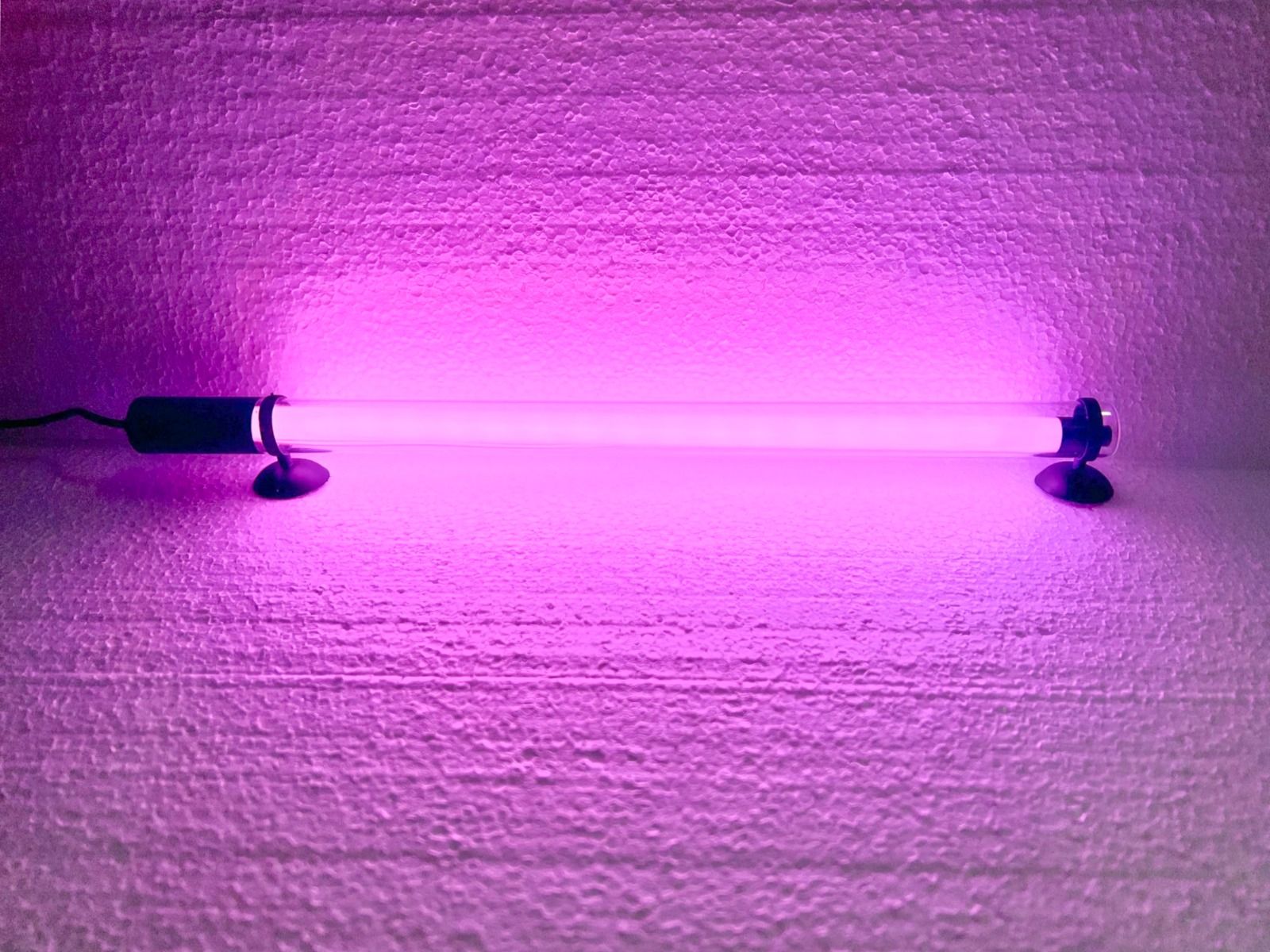 Lampa fluorescenta submersibila 35 cm Tropical Pink 1 Lampa fluorescenta submersibila 35 cm, tub fluorescent roz pentru acvarii, iazuri sau iluminat nocturn. Alege aceasta lampa submersibila roz de calitate. Lampa fluorescenta submersibila 35 cm Tropical Pink este un tub fluorescent inovator, ideal pentru a adauga un efect spectaculos acvariului tau sau altor aplicatii subacvatice. Acest corp de iluminat roz ofera o solutie versatila si eficienta pentru diverse medii umede, fiind proiectata pentru a rezista in conditii extreme. Caracteristici principale: Dimensiune compacta: Cu o lungime de 35 cm, aceasta lampa submersibila este perfecta pentru acvarii, iazuri, fantani arteziene sau alte spatii care necesita o sursa de lumina subacvatica eficienta. Iluminare roz distinctiva: Tubul fluorescent emite o lumina roz “PINK DAYLIGHT”, care scoate in evidenta culorile naturale ale pestilor si plantelor, transformand acvariul intr-un spectacol vizual. Eficienta energetica: Cu un consum de doar 6W, lampa ofera un raport excelent intre lumina produsa si energia consumata, asigurand o durata lunga de viata si costuri reduse de operare. Instalare simpla: Lampa vine echipata cu instalatia electrica completa si ventuze pentru prinderea pe geam, fiind usor de montat atat deasupra acvariului, cat si sub nivelul apei. Beneficii si avantaje: Versatilitate in utilizare: Aceasta lampa submersibila roz poate fi utilizata in diverse aplicatii, de la iluminarea acvariilor pana la decorarea nocturna a iazurilor si fantanilor arteziene. Calitate superioara: Produsa de Aqua Zonic, lampa este construita din materiale durabile, concepute pentru a functiona in cele mai dure conditii subacvatice, oferind o fiabilitate ridicata. Spectacol vizual: Culoarea roz a luminii creeaza un efect unic, ideal pentru a imbunatati estetica spatiilor umede si a crea o atmosfera relaxanta si captivanta. Aplicatii: Lampa fluorescenta submersibila 35 cm Tropical Pink este ideala pentru acvarii de orice dimensiune, iazuri, fantani arteziene, si alte spatii care necesita iluminare subacvatica. Fie ca doresti sa imbunatatesti aspectul acvariului tau sau sa adaugi o nota eleganta unui iaz sau unei fantani, aceasta lampa submersibila roz este alegerea perfecta. Alege Lampa fluorescenta submersibila 35 cm Tropical Pink pentru a aduce un plus de culoare si lumina acvariului sau spatiului tau subacvatic, beneficiind de performanta si eficienta energetica ridicata.