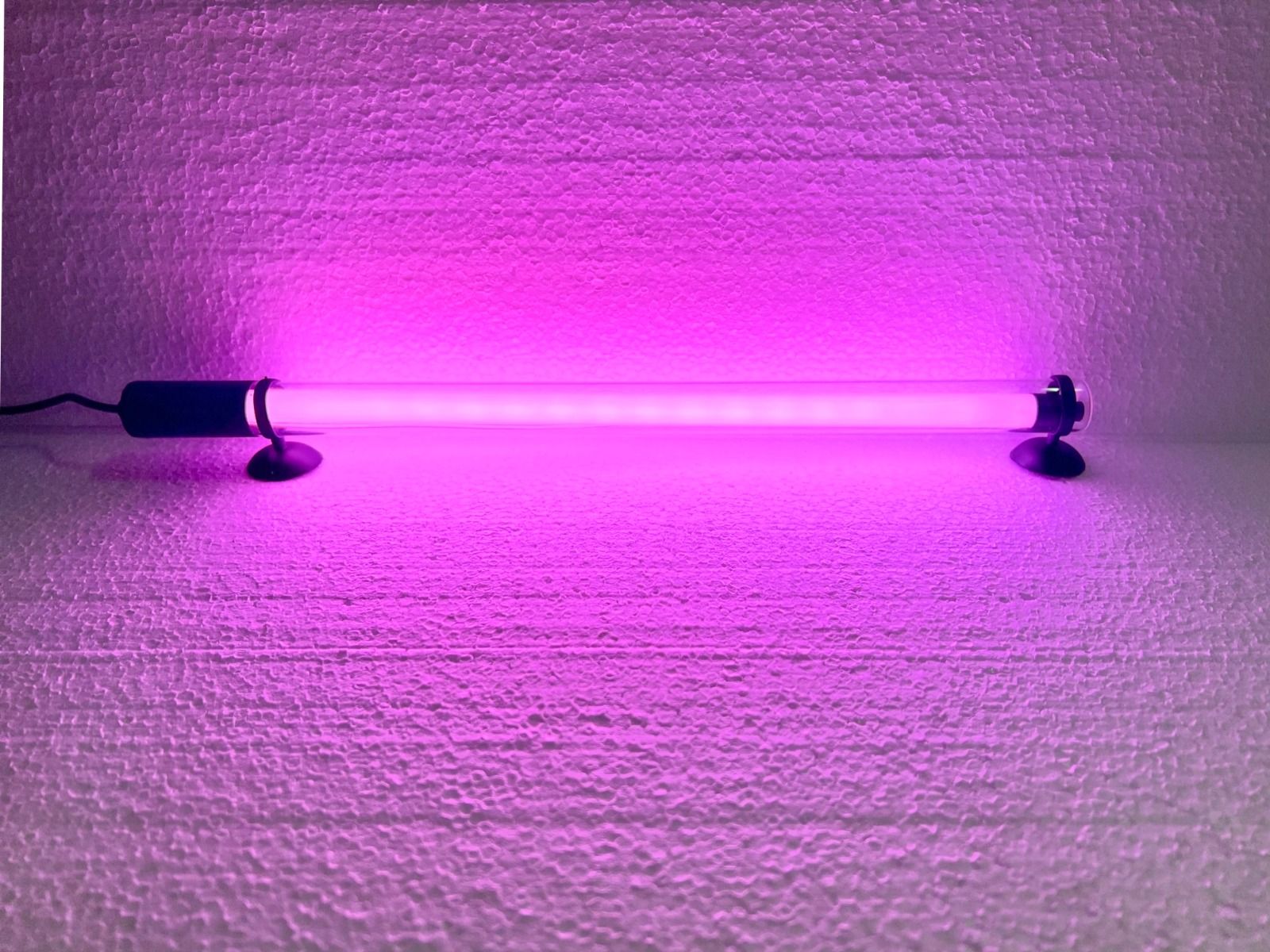 Lampa fluorescenta submersibila 35 cm Tropical Pink 4 Lampa fluorescenta submersibila 35 cm, tub fluorescent roz pentru acvarii, iazuri sau iluminat nocturn. Alege aceasta lampa submersibila roz de calitate. Lampa fluorescenta submersibila 35 cm Tropical Pink este un tub fluorescent inovator, ideal pentru a adauga un efect spectaculos acvariului tau sau altor aplicatii subacvatice. Acest corp de iluminat roz ofera o solutie versatila si eficienta pentru diverse medii umede, fiind proiectata pentru a rezista in conditii extreme. Caracteristici principale: Dimensiune compacta: Cu o lungime de 35 cm, aceasta lampa submersibila este perfecta pentru acvarii, iazuri, fantani arteziene sau alte spatii care necesita o sursa de lumina subacvatica eficienta. Iluminare roz distinctiva: Tubul fluorescent emite o lumina roz “PINK DAYLIGHT”, care scoate in evidenta culorile naturale ale pestilor si plantelor, transformand acvariul intr-un spectacol vizual. Eficienta energetica: Cu un consum de doar 6W, lampa ofera un raport excelent intre lumina produsa si energia consumata, asigurand o durata lunga de viata si costuri reduse de operare. Instalare simpla: Lampa vine echipata cu instalatia electrica completa si ventuze pentru prinderea pe geam, fiind usor de montat atat deasupra acvariului, cat si sub nivelul apei. Beneficii si avantaje: Versatilitate in utilizare: Aceasta lampa submersibila roz poate fi utilizata in diverse aplicatii, de la iluminarea acvariilor pana la decorarea nocturna a iazurilor si fantanilor arteziene. Calitate superioara: Produsa de Aqua Zonic, lampa este construita din materiale durabile, concepute pentru a functiona in cele mai dure conditii subacvatice, oferind o fiabilitate ridicata. Spectacol vizual: Culoarea roz a luminii creeaza un efect unic, ideal pentru a imbunatati estetica spatiilor umede si a crea o atmosfera relaxanta si captivanta. Aplicatii: Lampa fluorescenta submersibila 35 cm Tropical Pink este ideala pentru acvarii de orice dimensiune, iazuri, fantani arteziene, si alte spatii care necesita iluminare subacvatica. Fie ca doresti sa imbunatatesti aspectul acvariului tau sau sa adaugi o nota eleganta unui iaz sau unei fantani, aceasta lampa submersibila roz este alegerea perfecta. Alege Lampa fluorescenta submersibila 35 cm Tropical Pink pentru a aduce un plus de culoare si lumina acvariului sau spatiului tau subacvatic, beneficiind de performanta si eficienta energetica ridicata.