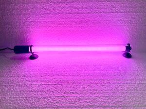 Neon submersibil 25 cm – sistem iluminare acvariu ideal pentru supliment lumina acvariu si sistem iluminare fantana arteziana, iazuri, gradini. Neon complet submersibil Aqua Zonic 25 cm lumina roz este solutia ideala pentru un sistem iluminare acvariu eficient si estetic, fiind perfect pentru a suplimenta lumina acvariului sau pentru a crea un efect vizual deosebit in fantani arteziene si iazuri. Acest neon submersibil de 25 cm este conceput pentru a oferi o iluminare uniforma si placuta, protejat de un tub de sticla transparent si etans care asigura siguranta utilizarii in medii acvatice. Caracteristici: Lungime: 25 cm Culoare iluminat: Tropical Pink Daylight Consum energie: 6W Material: Tub sticla etans, rezistent la apa Beneficii: Economisirea energiei: Consum redus de energie electrica, ceea ce il face economic si eficient. Durata lunga de viata: Materiale de inalta calitate, asigurand o utilizare indelungata. Versatilitate: Poate fi folosit atat in acvarii, cat si in fantani arteziene, iazuri sau alte incinte acvatice. Aplicatii: Supliment de lumina in acvariu: Ideal pentru adaugarea unui plus de lumina si accentuarea culorilor pestilor si plantelor. Sistem de iluminare fantana arteziana: Creeaza un efect spectaculos de lumina subacvatica pentru o ambianta deosebita. Iluminare exterior: Poate fi folosit in gradini sau alte incinte exterioare, aducand un plus de eleganta si functionalitate. Aceasta lampa submersibila nu doar ca asigura un sistem de iluminare acvariu de calitate, dar adauga si o nota estetica prin lumina roz oferita, facand din acvariul sau fantana dumneavoastra un punct de atractie vizual.