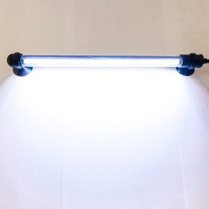 Lampa submersibila LED de 30 cm. Potrivita ca lampa submersibila acvariu si lampa led iaz. Bara led exterior si interior ce poate ilumina si gradini, rafturi, vitrine, spatii de expunere, mobilier si oriunde este nevoie de lumina. Sistem de iluminare pe leduri cu o lungime de 30 cm. Lampa led acvariu 30 cm cu iluminat intens si cu o putere mare de penetrare in apa. Lampa submersibila acvariu ce poate fi folosita si in afara apei. Lampa submersibila LED de o foarte buna calitate. Lampa LED Boyu LSL-30 alba este potrivita pentru instalare atat sub apa, cat si deasupra apei in acvarii, ca lampa submersibila iaz sau la iluminarea ornamentala a aleilor. De asemenea se poate folosi ca bara led interior la iluminarea de rafturi, vitrine, spatii de expunere, mobilier si oriunde este nevoie de lumina. Poate fi folosita ca sursa principala de lumina. Se fixeaza cu ventuze, este etansa si are control ON/OFF al luminii situat pe alimentator. Lampile LSL sunt complet etanse si pot functiona atat deasupra, cat si sub apa. Lampile se fixeaza sigur de sticla cu ajutorul ventuzelor incluse in pachet. Dimensiunea lampii este de 30 cm. Aceasta lampa versatila, cu o putere de 2W si lungime de 30 cm, poate fi utilizata atat sub apa cat si deasupra acesteia. Fiind echipata cu ventuze pentru o fixare sigura, lampa ofera un spectru de lumina alba intensa si destul de puternica pentru a ilumina suficient locul unde aceasta va fi amplasata. Fabricata din materiale de inalta calitate, lampa este etansa si usor de instalat, fara a necesita reglaje de intensitate luminoasa. Caracteristici tehnice: Putere: 2W Lungime: 30 cm Culoare lumina: Alb Material: Plastic durabil Compatibilitate: Utilizabila in acvarii de apa dulce si sarata Accesorii incluse: Ventuze pentru fixare Control: Prevazuta cu intrerupator ON / OFF Mod iluminare: Contine 34 de leduri cu iluminat intens Avantaje: Instalare usoara: Se fixeaza cu ventuzele pe sticla acvariului sau folositi alte metode de sustinere pentru iluminarea incintelor Versatilitate: Poate fi utilizata atat sub apa cat si deasupra apei Eficienta energetica: Consumul redus de energie Siguranta: Etansata complet pentru a functiona atat deasupra, cat si sub apa Continutul pachetului Lampa Ventuze Ambalaj de carton Lampile LED submersibile LSL de la BOYU sunt concepute pentru iluminare. Sunt complet etanse si pot functiona atat deasupra, cat si sub apa. Lampile se fixeaza sigur de sticla cu ajutorul ventuzelor incluse in pachet. Dimensiunea lampii este de 30 cm.