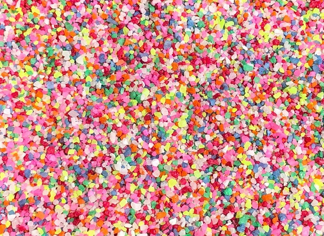 Pietris color mix acvariu multicolor 2-4mm, 1 kg 2 De ce sa alegi pietris color mix? Pietris color mix este mai mult decat un simplu decor. Acest pietris acvariu multicolor ofera un echilibru perfect intre estetica si functionalitate, fiind considerat de multi specialisti in acvaristica drept o alegere de top pentru decorarea acvariilor si a altor proiecte creative. Versatilitatea, siguranta si durabilitatea sa il fac indispensabil pentru oricine doreste sa aduca un plus de culoare si eleganta in spatiul lor. Concluzie Daca doresti sa adaugi un plus de culoare si stil acvariului tau, pietris color mix este alegerea ideala. Fie ca il folosesti ca pietris acvariu sau pentru alte decoratiuni, acest pietris colorat pentru acvariu iti transforma proiectele intr-o explozie de culori si vibratii. Cu o granulatie optima, siguranta garantata si durabilitate remarcabila, pietrisul acvariu multicolor este investitia perfecta pentru orice pasionat de design si acvaristica.