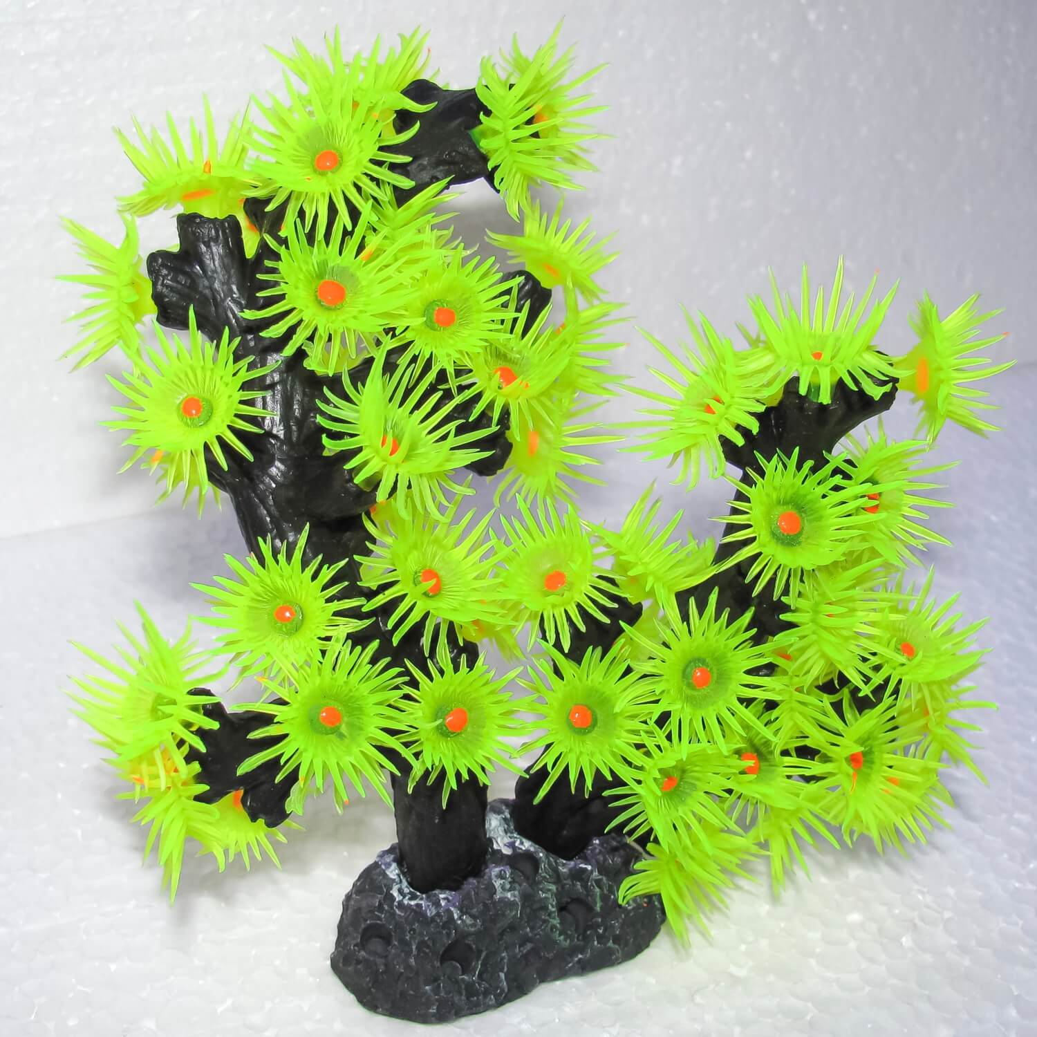 Corali acvariu recif fluorescenti - Ornament pesti 2 Corali acvariu recif fluorescenti, ideali pentru a crea un mediu vibrant si realist. Acesti corali fluorescenti sunt un ornament acvariu de efect, perfect ca decor pesti acvariu in amenajari creative si atragatoare.