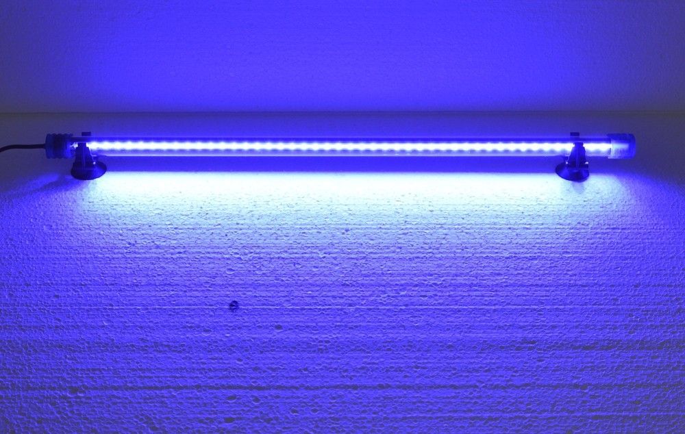 Lampa submersibila led 50 cm lumina albastra acvariu 1 Lampa submersibila led 50 cm, ideala pentru acvariu. Lampa led acvariu 50 cm ofera o lumina albastra acvariu pentru un efect vizual captivant. Lampa submersibila led 50 cm lumina albastra acvariu este alegerea perfecta pentru pasionatii de acvaristica care doresc sa ofere un mediu captivant si atragator pestilor lor. Aceasta lampa led acvariu este special conceputa pentru a oferi o lumina albastra acvariu, adaugand un efect vizual deosebit si contribuind la sanatatea si vitalitatea ecosistemului acvatic. Caracteristici principale: Dimensiuni optime: Cu o lungime de 50 cm si un diametru de 18 mm, lampa se potriveste perfect in diverse tipuri de acvarii, fie ca sunt de dimensiuni mici sau mari. Este ideala pentru acvarii de apa dulce si sarata. Lumina albastra captivanta: Cele 55 de leduri albastre de ultima generatie ofera o luminozitate ridicata, creand un efect de “moonlight” (lumina lunii) care imita perfect lumina naturala a lunii pe timpul noptii. Aceasta lumina albastra acvariu nu doar ca infrumuseteaza acvariul, dar ofera si un mediu linistitor pentru pesti, stimulandu-le comportamentul natural nocturn. Consum redus de energie: Cu un consum de doar 2,5 W, aceasta lampa led acvariu 50 cm este extrem de eficienta din punct de vedere energetic, contribuind la reducerea costurilor pe termen lung. In plus, durata de viata indelungata a ledurilor asigura un iluminat constant si de calitate fara necesitatea de a schimba des sursa de lumina. Versatilitate in utilizare: Lampa poate fi montata atat deasupra acvariului, cat si sub nivelul apei, fiind complet submersibila. De asemenea, aceasta lampa submersibila led 50 cm poate fi utilizata in iazuri, fantani arteziene sau chiar in alte spatii interioare cum ar fi vitrine sau bai, datorita rezistentei sale la apa si a capacitatii de a crea efecte de lumina spectaculoase. Instalare usoara si sigura: Lampa vine echipata cu un cablu de alimentare de 117 cm, suficient de lung pentru a permite o instalare flexibila. Ventuzele incluse asigura o fixare ferma pe geamul acvariului, iar faptul ca este gata de pus in functiune imediat dupa despachetare face ca instalarea sa fie rapida si fara complicatii. Beneficii: Imbunatateste aspectul acvariului: Lampa submersibila led 50 cm lumina albastra acvariu transforma complet aspectul acvariului, adaugand un plus de eleganta si rafinament. Lumina albastra creeaza un efect de adancime si mister, ideal pentru a scoate in evidenta culorile vibrante ale pestilor si plantelor acvatice. Protejeaza pestii: Spre deosebire de alte surse de iluminat, aceasta lampa nu degaja caldura si nu emite radiatii UV, ceea ce o face sigura pentru pesti si plante. Nu contine parti ascutite, reducand riscul de accidentari. Durabilitate si fiabilitate: Constructia robusta si materialele de calitate superioara asigura o durata lunga de viata, chiar si in conditii de utilizare intensa. Sticla rezistenta la apa protejeaza ledurile si garanteaza o performanta constanta in timp. Flexibilitate in aplicatii: Pe langa utilizarea in acvarii, aceasta lampa este ideala pentru a ilumina iazuri, fantani arteziene sau chiar spatii interioare care necesita un iluminat discret, dar eficient. Concluzie: Lampa submersibila led 50 cm lumina albastra acvariu este solutia ideala pentru cei care doresc sa aduca un plus de frumusete si functionalitate acvariului lor. Cu un consum redus de energie, o luminozitate remarcabila si o versatilitate ridicata, aceasta lampa led acvariu 50 cm reprezinta investitia perfecta pentru orice iubitor de acvaristica. Alegeti aceasta lampa pentru a va bucura de un spectacol de lumina deosebit si pentru a oferi pestilor un mediu natural si sanatos. Lampa submersibila led 50 cm lumina albastra acvariu este alegerea perfecta pentru pasionatii de acvaristica care doresc sa ofere un mediu captivant si atragator pestilor lor. Aceasta lampa led acvariu este special conceputa pentru a oferi o lumina albastra acvariu, adaugand un efect vizual deosebit si contribuind la sanatatea si vitalitatea ecosistemului acvatic. Caracteristici principale: Dimensiuni optime: Cu o lungime de 50 cm si un diametru de 18 mm, lampa se potriveste perfect in diverse tipuri de acvarii, fie ca sunt de dimensiuni mici sau mari. Este ideala pentru acvarii de apa dulce si sarata. Lumina albastra captivanta: Cele 55 de leduri albastre de ultima generatie ofera o luminozitate ridicata, creand un efect de “moonlight” (lumina lunii) care imita perfect lumina naturala a lunii pe timpul noptii. Aceasta lumina albastra acvariu nu doar ca infrumuseteaza acvariul, dar ofera si un mediu linistitor pentru pesti, stimulandu-le comportamentul natural nocturn. Consum redus de energie: Cu un consum de doar 2,5 W, aceasta lampa led acvariu 50 cm este extrem de eficienta din punct de vedere energetic, contribuind la reducerea costurilor pe termen lung. In plus, durata de viata indelungata a ledurilor asigura un iluminat constant si de calitate fara necesitatea de a schimba des sursa de lumina. Versatilitate in utilizare: Lampa poate fi montata atat deasupra acvariului, cat si sub nivelul apei, fiind complet submersibila. De asemenea, aceasta lampa submersibila led 50 cm poate fi utilizata in iazuri, fantani arteziene sau chiar in alte spatii interioare cum ar fi vitrine sau bai, datorita rezistentei sale la apa si a capacitatii de a crea efecte de lumina spectaculoase. Instalare usoara si sigura: Lampa vine echipata cu un cablu de alimentare de 117 cm, suficient de lung pentru a permite o instalare flexibila. Ventuzele incluse asigura o fixare ferma pe geamul acvariului, iar faptul ca este gata de pus in functiune imediat dupa despachetare face ca instalarea sa fie rapida si fara complicatii. Beneficii: Imbunatateste aspectul acvariului: Lampa submersibila led 50 cm lumina albastra acvariu transforma complet aspectul acvariului, adaugand un plus de eleganta si rafinament. Lumina albastra creeaza un efect de adancime si mister, ideal pentru a scoate in evidenta culorile vibrante ale pestilor si plantelor acvatice. Protejeaza pestii: Spre deosebire de alte surse de iluminat, aceasta lampa nu degaja caldura si nu emite radiatii UV, ceea ce o face sigura pentru pesti si plante. Nu contine parti ascutite, reducand riscul de accidentari. Durabilitate si fiabilitate: Constructia robusta si materialele de calitate superioara asigura o durata lunga de viata, chiar si in conditii de utilizare intensa. Sticla rezistenta la apa protejeaza ledurile si garanteaza o performanta constanta in timp. Flexibilitate in aplicatii: Pe langa utilizarea in acvarii, aceasta lampa este ideala pentru a ilumina iazuri, fantani arteziene sau chiar spatii interioare care necesita un iluminat discret, dar eficient. Concluzie: Lampa submersibila led 50 cm lumina albastra acvariu este solutia ideala pentru cei care doresc sa aduca un plus de frumusete si functionalitate acvariului lor. Cu un consum redus de energie, o luminozitate remarcabila si o versatilitate ridicata, aceasta lampa led acvariu 50 cm reprezinta investitia perfecta pentru orice iubitor de acvaristica. Alegeti aceasta lampa pentru a va bucura de un spectacol de lumina deosebit si pentru a oferi pestilor un mediu natural si sanatos.
