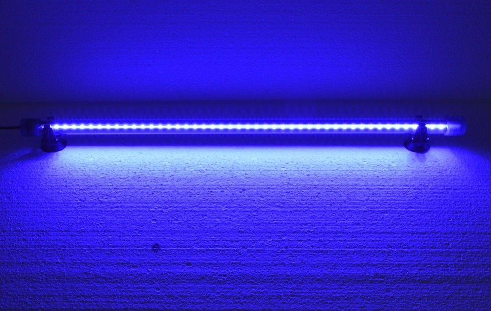 Lampa submersibila led 50 cm lumina albastra acvariu 3 Lampa submersibila led 50 cm, ideala pentru acvariu. Lampa led acvariu 50 cm ofera o lumina albastra acvariu pentru un efect vizual captivant. Lampa submersibila led 50 cm lumina albastra acvariu este alegerea perfecta pentru pasionatii de acvaristica care doresc sa ofere un mediu captivant si atragator pestilor lor. Aceasta lampa led acvariu este special conceputa pentru a oferi o lumina albastra acvariu, adaugand un efect vizual deosebit si contribuind la sanatatea si vitalitatea ecosistemului acvatic. Caracteristici principale: Dimensiuni optime: Cu o lungime de 50 cm si un diametru de 18 mm, lampa se potriveste perfect in diverse tipuri de acvarii, fie ca sunt de dimensiuni mici sau mari. Este ideala pentru acvarii de apa dulce si sarata. Lumina albastra captivanta: Cele 55 de leduri albastre de ultima generatie ofera o luminozitate ridicata, creand un efect de “moonlight” (lumina lunii) care imita perfect lumina naturala a lunii pe timpul noptii. Aceasta lumina albastra acvariu nu doar ca infrumuseteaza acvariul, dar ofera si un mediu linistitor pentru pesti, stimulandu-le comportamentul natural nocturn. Consum redus de energie: Cu un consum de doar 2,5 W, aceasta lampa led acvariu 50 cm este extrem de eficienta din punct de vedere energetic, contribuind la reducerea costurilor pe termen lung. In plus, durata de viata indelungata a ledurilor asigura un iluminat constant si de calitate fara necesitatea de a schimba des sursa de lumina. Versatilitate in utilizare: Lampa poate fi montata atat deasupra acvariului, cat si sub nivelul apei, fiind complet submersibila. De asemenea, aceasta lampa submersibila led 50 cm poate fi utilizata in iazuri, fantani arteziene sau chiar in alte spatii interioare cum ar fi vitrine sau bai, datorita rezistentei sale la apa si a capacitatii de a crea efecte de lumina spectaculoase. Instalare usoara si sigura: Lampa vine echipata cu un cablu de alimentare de 117 cm, suficient de lung pentru a permite o instalare flexibila. Ventuzele incluse asigura o fixare ferma pe geamul acvariului, iar faptul ca este gata de pus in functiune imediat dupa despachetare face ca instalarea sa fie rapida si fara complicatii. Beneficii: Imbunatateste aspectul acvariului: Lampa submersibila led 50 cm lumina albastra acvariu transforma complet aspectul acvariului, adaugand un plus de eleganta si rafinament. Lumina albastra creeaza un efect de adancime si mister, ideal pentru a scoate in evidenta culorile vibrante ale pestilor si plantelor acvatice. Protejeaza pestii: Spre deosebire de alte surse de iluminat, aceasta lampa nu degaja caldura si nu emite radiatii UV, ceea ce o face sigura pentru pesti si plante. Nu contine parti ascutite, reducand riscul de accidentari. Durabilitate si fiabilitate: Constructia robusta si materialele de calitate superioara asigura o durata lunga de viata, chiar si in conditii de utilizare intensa. Sticla rezistenta la apa protejeaza ledurile si garanteaza o performanta constanta in timp. Flexibilitate in aplicatii: Pe langa utilizarea in acvarii, aceasta lampa este ideala pentru a ilumina iazuri, fantani arteziene sau chiar spatii interioare care necesita un iluminat discret, dar eficient. Concluzie: Lampa submersibila led 50 cm lumina albastra acvariu este solutia ideala pentru cei care doresc sa aduca un plus de frumusete si functionalitate acvariului lor. Cu un consum redus de energie, o luminozitate remarcabila si o versatilitate ridicata, aceasta lampa led acvariu 50 cm reprezinta investitia perfecta pentru orice iubitor de acvaristica. Alegeti aceasta lampa pentru a va bucura de un spectacol de lumina deosebit si pentru a oferi pestilor un mediu natural si sanatos.