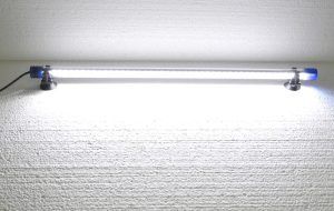 Lampa acvariu submersibila 50 cm cu 45 LED-uri, Bagheta LED subacvatica ideala pentru acvarii, iazuri, cascade. Lampa acvariu submersibila cu leduri. Aceasta lampa acvariu submersibila cu leduri poate fi folosita oriunde, in orice mediu fie in mediu uscat sau introdusa in apa. Are lungime de 50 cm. culoare alba alba si este dotata cu 45 leduri. Bagheta led cu luminozitate crescuta si consum mic de energie electrica. Culoare: ALB DAYLIGHT. Lampa are 45 leduri albe de generatie recenta cu luminozitate ridicata si consum mic de energie electrica. Lungime = 50 cm. Diamentru = 18 mm. Consum de energie electrica = numai 2,5 W. Lungimea cablului de alimentare = 117 cm. Lampa Acvariu Submersibila 50 cm Alba cu 45 LED-uri este solutia perfecta pentru a aduce un plus de lumina si eleganta acvariilor, iazurilor, sau cascadelor. Aceasta lampa acvariu submersibila cu leduri ofera un iluminat puternic si clar datorita celor 45 de LED-uri de ultima generatie, toate intr-o bagheta LED compacta si eficienta energetic. Culoarea alba daylight creeaza un mediu natural si vibrant, evidentiind atat plantele, cat si pestii din acvariu. Caracteristici principale: Lungime: 50 cm, ideal pentru acvarii de diferite dimensiuni. Numar LED-uri: 45 LED-uri albe, cu luminozitate crescuta. Consum energetic redus: doar 2,5 W, asigurand o economie semnificativa de energie. Calitate superioara: LED-urile sunt durabile si eficiente, garantand o lunga durata de viata. Design versatil: Bagheta LED poate fi utilizata atat in medii uscate, cat si sub apa, oferind flexibilitate maxima in utilizare. Beneficii: Iluminare intensa si uniforma: Asigura o vizibilitate excelenta in acvariu, subliniind frumusetea acestuia. Consum redus: Ideala pentru cei care doresc sa economiseasca energie fara a compromite calitatea iluminatului. Montaj simplu: Sistemul de prindere cu ventuze permite fixarea usoara pe geamuri sau alte suprafete netede. Versatilitate: Perfecta pentru acvarii, iazuri, fantani arteziene, dar si pentru iluminatul decorativ al spatiilor exterioare. Aplicatii: Acvarii: Ofera un iluminat uniform, imbunatatind atat aspectul vizual, cat si conditiile pentru flora si fauna acvatica. Iazuri si fantani arteziene: Creaza efecte spectaculoase de lumina sub apa, transformand orice spatiu intr-un adevarat punct de atractie. Cascade: Evidentiaza fluxul de apa, adaugand un plus de dramatism si frumusete spatiului amenajat. Concluzie: Lampa submersibila de 50 cm alba cu 45 LED-uri este alegerea ideala pentru cei care doresc un iluminat performant si estetic, adaptabil la o varietate de medii si aplicatii. Alegeti aceasta lampa subacvatica acvarii, iazuri sau cascade pentru a aduce un plus de lumina si stil oricarui spatiu! O lampa subacvatica acvarii iazuri sau cascade care este esentiala pentru a transforma orice spatiu acvatic intr-un adevarat spectacol de lumina. Aceasta lampa nu doar ca ofera un iluminat puternic si clar, dar contribuie si la crearea unei atmosfere deosebite, fie ca este vorba despre un acvariu, un iaz sau o cascada. Datorita designului versatil si eficient, lampa submersibila poate fi utilizata cu usurinta in diverse medii, oferind un efect vizual spectaculos si o iluminare uniforma care scoate in evidenta detaliile fiecarui decor acvatic.