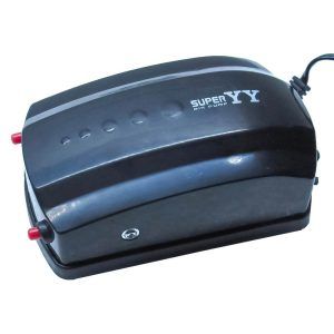 Pompa aer acvariu cu 2 iesiri debit 500 l/h, Super YY, pentru aerare acvariu eficienta. Pompe aer acvariu silentioase perfecte pentru orice acvariu. Pompa de aer acvariu cu 2 iesiri Super YY este un model de pompa aer acvariu cu zgomot de functionare redus putand fi considerate pompe aer acvariu silentioase. Aceasta pompa asigură oxigenul necesar acvariilor cu un volum până la 200 litri. Functionează la coloane de apă de până la 75 centimetri. Debit de aer: 500 litri / oră. Sistem de control al debitului de aer pe 2 trepte de reglare a volumului de aer administrat in acvariu. Pe prima treapta pompa de aer functioneaza mai incet iar pe treapta superioara administreaza aer la intreaga capacitate. Dimensiuni: 13 cm (Lungime) x 8 cm (lățime) x 5 cm (înălțime). Pompele de aer reprezinta un element esential in lumea acvariilor avand un rol crucial in mentinerea sanatatii mediului subacvatic. Acestea furnizeaza oxigen necesar vietii pestilor si plantelor contribuind la mentinerea unui nivel optim de oxigenare. Prin producerea bulelor de aer, pompele ajuta la amestecarea apei, prevenind stratificarea si acumularea de deseuri in partea de jos a acvariului. De asemenea, promoveaza circulatia apei, prevenind stagnarea si asigurand distribuirea uniforma a substantelor nutritive. Astfel, investitia intr-o pompa de aer de calitate este esentiala pentru mentinerea unui mediu acvatic sanatos si echilibrat in acvariul tau.