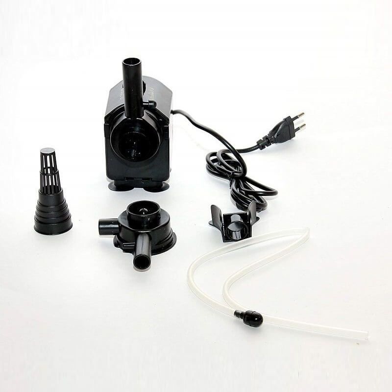 Pompa de apa 2800 litri/ora Powerhead 9 Pompa de apa 2800 l /h powerhead utilizabila ca pompa de apa submersibila, pompa recirculare apa acvariu, pompa arteziana sau pompa cascada. Pompa de apa cu debit de 2800 l/h Power Head este o alegere excelenta pentru diverse aplicatii acvatice. Aceasta pompa de apa submersibila este ideala pentru utilizare in acvarii, fantani arteziene, sisteme de recirculare a apei si cascade. Datorita debitului impresionant de 2800 litri pe ora, aceasta pompa satisface cerintele de apa ale multor proiecte acvatice. Beneficii si utilizari Pompa de apa submersibila: Pompa de apa 2800 l/h este perfecta pentru utilizarea submersibila, garantand o circulatie optima a apei in acvarii si alte medii acvatice. Pompa recirculare apa acvariu: Asigura o recirculare eficienta a apei in acvarii, mentinand un mediu sanatos pentru pesti si plante. Pompa arteziana: Ideala pentru fantani arteziene, aceasta pompa adauga un element decorativ atragator, creand un spectacol de apa fascinant. Pompa cascada: Utilizata pentru cascade, pompa asigura un flux constant de apa, accentuand frumusetea naturala a gradinii sau iazului tau. Caracteristici tehnice Debit maxim: 2800 l/h Inaltimea maxima a coloanei de apa: 2,00 m Consum electric / Putere: 35 W Dimensiuni: Lungime: 15,5 cm Latime: 6,8 cm Inaltime: 10,4 cm Inaltime inclusiv sorbul conic: 17 cm Diametrul exterior al stutului de evacuare a apei: 19 mm Diametrul exterior al gurii de absorbtie a apei: 32 mm Lungimea cablului de alimentare: 110 cm Avantaje Materiale durabile: Fabricata din materiale de foarte buna calitate, pompa are o durata de viata extinsa. Usor de intretinut: Designul simplu permite o curatare si intretinere rapida si usoara. Functie de admisie aer: In modul powerhead, pompa poate fi utilizata si cu functia de admisie aer, oferind versatilitate suplimentara. Pret pompa apa avantajos pentru un debit de 2800 litri/ora. Pompa de apa cu debit de 2800 litri/ora Power Head este solutia ideala pentru oricine cauta o pompa de apa submersibila fiabila, eficienta si versatila. Indiferent de necesitatile tale acvatice, aceasta pompa ofera performanta si durabilitate exceptionale.