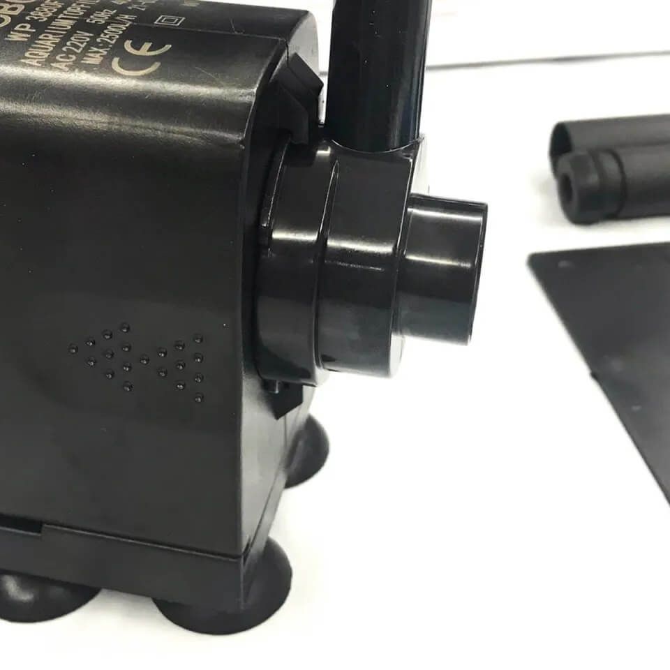 Pompa de apa 2800 litri/ora Powerhead 13 Pompa de apa 2800 l /h powerhead utilizabila ca pompa de apa submersibila, pompa recirculare apa acvariu, pompa arteziana sau pompa cascada. Pompa de apa cu debit de 2800 l/h Power Head este o alegere excelenta pentru diverse aplicatii acvatice. Aceasta pompa de apa submersibila este ideala pentru utilizare in acvarii, fantani arteziene, sisteme de recirculare a apei si cascade. Datorita debitului impresionant de 2800 litri pe ora, aceasta pompa satisface cerintele de apa ale multor proiecte acvatice. Beneficii si utilizari Pompa de apa submersibila: Pompa de apa 2800 l/h este perfecta pentru utilizarea submersibila, garantand o circulatie optima a apei in acvarii si alte medii acvatice. Pompa recirculare apa acvariu: Asigura o recirculare eficienta a apei in acvarii, mentinand un mediu sanatos pentru pesti si plante. Pompa arteziana: Ideala pentru fantani arteziene, aceasta pompa adauga un element decorativ atragator, creand un spectacol de apa fascinant. Pompa cascada: Utilizata pentru cascade, pompa asigura un flux constant de apa, accentuand frumusetea naturala a gradinii sau iazului tau. Caracteristici tehnice Debit maxim: 2800 l/h Inaltimea maxima a coloanei de apa: 2,00 m Consum electric / Putere: 35 W Dimensiuni: Lungime: 15,5 cm Latime: 6,8 cm Inaltime: 10,4 cm Inaltime inclusiv sorbul conic: 17 cm Diametrul exterior al stutului de evacuare a apei: 19 mm Diametrul exterior al gurii de absorbtie a apei: 32 mm Lungimea cablului de alimentare: 110 cm Avantaje Materiale durabile: Fabricata din materiale de foarte buna calitate, pompa are o durata de viata extinsa. Usor de intretinut: Designul simplu permite o curatare si intretinere rapida si usoara. Functie de admisie aer: In modul powerhead, pompa poate fi utilizata si cu functia de admisie aer, oferind versatilitate suplimentara. Pret pompa apa avantajos pentru un debit de 2800 litri/ora. Pompa de apa cu debit de 2800 litri/ora Power Head este solutia ideala pentru oricine cauta o pompa de apa submersibila fiabila, eficienta si versatila. Indiferent de necesitatile tale acvatice, aceasta pompa ofera performanta si durabilitate exceptionale.