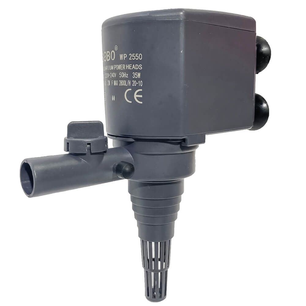 Pompa de apa 2800 litri/ora Powerhead 1 Pompa de apa 2800 l /h powerhead utilizabila ca pompa de apa submersibila, pompa recirculare apa acvariu, pompa arteziana sau pompa cascada. Pompa de apa cu debit de 2800 l/h Power Head este o alegere excelenta pentru diverse aplicatii acvatice. Aceasta pompa de apa submersibila este ideala pentru utilizare in acvarii, fantani arteziene, sisteme de recirculare a apei si cascade. Datorita debitului impresionant de 2800 litri pe ora, aceasta pompa satisface cerintele de apa ale multor proiecte acvatice. Beneficii si utilizari Pompa de apa submersibila: Pompa de apa 2800 l/h este perfecta pentru utilizarea submersibila, garantand o circulatie optima a apei in acvarii si alte medii acvatice. Pompa recirculare apa acvariu: Asigura o recirculare eficienta a apei in acvarii, mentinand un mediu sanatos pentru pesti si plante. Pompa arteziana: Ideala pentru fantani arteziene, aceasta pompa adauga un element decorativ atragator, creand un spectacol de apa fascinant. Pompa cascada: Utilizata pentru cascade, pompa asigura un flux constant de apa, accentuand frumusetea naturala a gradinii sau iazului tau. Caracteristici tehnice Debit maxim: 2800 l/h Inaltimea maxima a coloanei de apa: 2,00 m Consum electric / Putere: 35 W Dimensiuni: Lungime: 15,5 cm Latime: 6,8 cm Inaltime: 10,4 cm Inaltime inclusiv sorbul conic: 17 cm Diametrul exterior al stutului de evacuare a apei: 19 mm Diametrul exterior al gurii de absorbtie a apei: 32 mm Lungimea cablului de alimentare: 110 cm Avantaje Materiale durabile: Fabricata din materiale de foarte buna calitate, pompa are o durata de viata extinsa. Usor de intretinut: Designul simplu permite o curatare si intretinere rapida si usoara. Functie de admisie aer: In modul powerhead, pompa poate fi utilizata si cu functia de admisie aer, oferind versatilitate suplimentara. Pret pompa apa avantajos pentru un debit de 2800 litri/ora. Pompa de apa cu debit de 2800 litri/ora Power Head este solutia ideala pentru oricine cauta o pompa de apa submersibila fiabila, eficienta si versatila. Indiferent de necesitatile tale acvatice, aceasta pompa ofera performanta si durabilitate exceptionale.