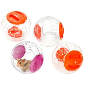 Bila hamsteri constituie un mod minunat de a lasa hamsterul in casa fara a fi nevoiti sa va faceti griji cu privire la pierderea lui. Daca hamsterul tau iubeste sa alerge in jurul custii, atunci cu siguranta ca iubeste si o alergare intr-o bila hamsteri. Este posibil sa fi vazut un hamster care se bucura de o ‘’calatorie’’ intr-o minge de hamster. Aceste jucarii pentru hamster sunt de fapt o sfera din plastic dur cu gauri de aer. Bila hamsteri constituie un mod minunat de a lasa hamsterul in casa fara a fi nevoiti sa va faceti griji cu privire la pierderea lui. Motivul folosirii unui produs gen bila hamsteri este sa-l lasi sa se distreze si sa-si consume energia in afara coliviei. Daca hamsterul dvs. nu este in starea de spirit potrivita atunci acest lucru nu se va intampla. Daca sunt treji si alertati atunci este un moment bun pentru a le permite sa se joace in minge. Nu-i treziti pentru a-i introduce inauntru sferei sau nu-I deranjati daca au o stare de liniste sau de odihna. Nici dumneavoastra nu v-ar placea daca cineva v-ar deranja asa ca nici hamsterul nu va fi impresionat. Daca puteti, puneti rozatorul in bila hamsteri la o inaltime mica sau preferabil pe podea astfel incat daca hamsterul cade fie in interiorul, fie in afara mingiei nu va fi ranit. Asigurati-va intotdeauna ca bila de hamster este inchisa bine inainte de a va lasa hamsterul sa mearga. Pericolele unei bile de hamster O bila hamsteri este o modalitate amuzanta pentru micile animalele de companie pentru a face exercitii, pentru a-si consuma energia si pentru a se distra. Trebuie sa fiti atenti astfel incat hamsterul dvs. sa aiba un timp minunat si sa nu se raneasca. Sunt cateva lucruri de care trebuie sa tineti cont: Nu lasati niciodata hamsterul singur in bilele de hamsteri; Supravegheati-l mereu. Nu lasati hamsterul sa se joace in bila atunci cand exista alte animale de companie in camera. Lasati hamsterul sa alerge in minge pe o podea cu mocheta. Pe o podea din lemn, mingea se misca prea repede. Nu lasati hamsterul intr-o bila hamsteri pentru mai mult de douazeci de minute. Nu puneti hamsterul intr-o minge de hamster mai mult de o data pe zi. Daca hamsterul tau arata stresat sau plictisit, scoate-l imediat din minge. Nu lasati hamsterul sa exploreze intr-o camera in care exista scari sau orice alte obstacole pentru ca mingea sa cada. Bila hamsteri – beneficii Ar trebui sa cumparati o bila de hamsteri pentru animalul dvs. de companie impreuna cu jucarii pentru custile de hamsteri. Hamsterii prefera sa mestece, sa alerge si sa urce oriunde s-ar afla asa ca este important sa aiba ceva de jucat atat in ​​interiorul custilor, cat si in afara. Bila hamsteri disponibila in culoarea portocaliu. Diametru: 12 cm. Bila hamsteri este prevazuta cu orificii ce permit accesul aerului in interiorul bilei.